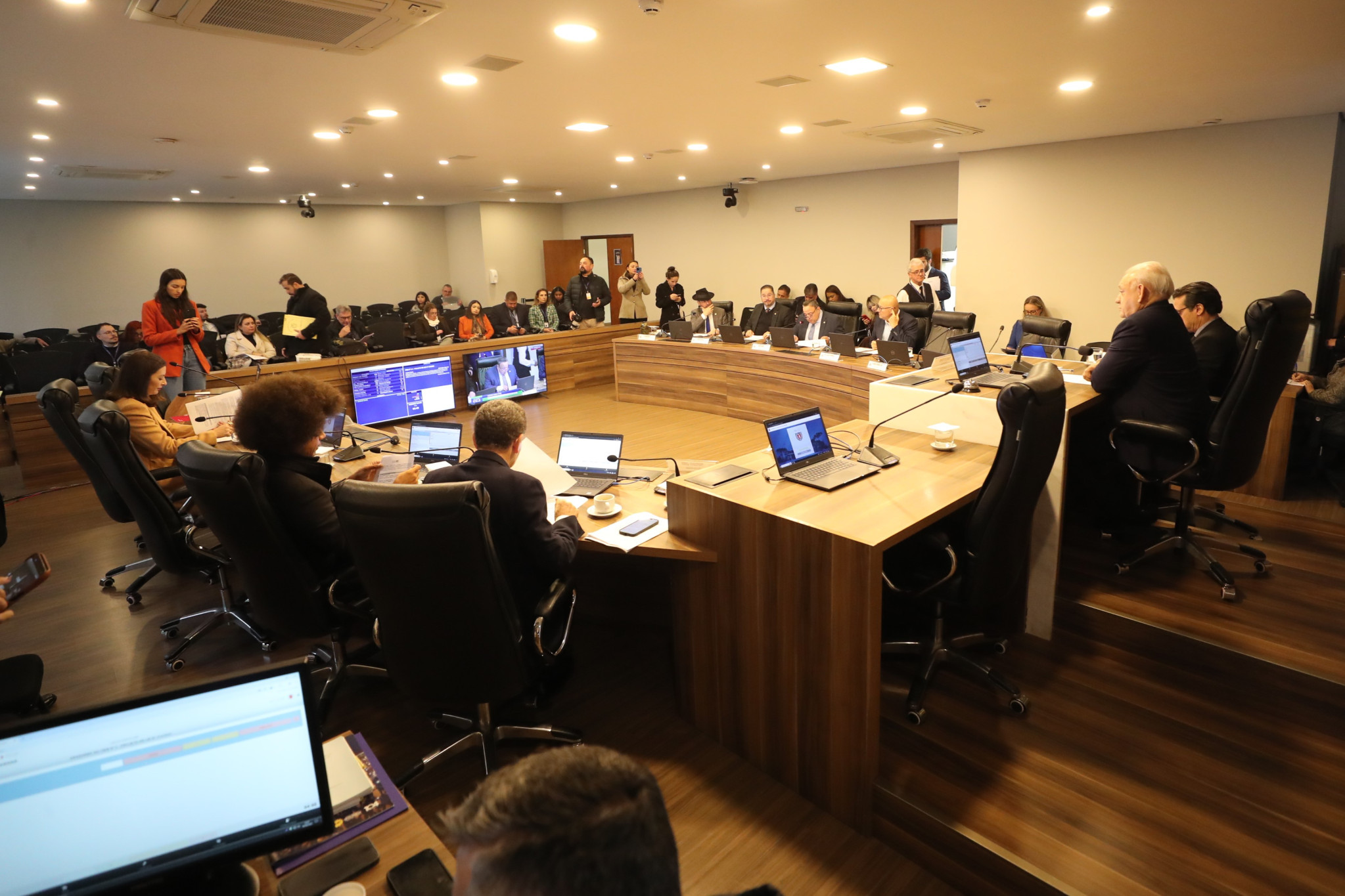 Em reunião extraordinária, CCJ aprova propostas do Governo que promovem reestruturação de autarquias