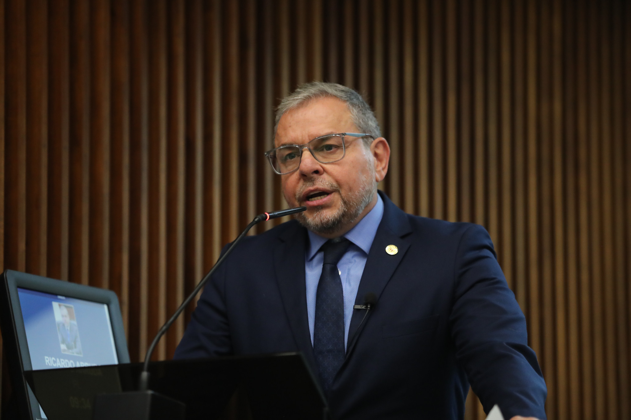 Projeto de lei quer proibir bloqueio hormonal em crianças e adolescentes no Paraná
