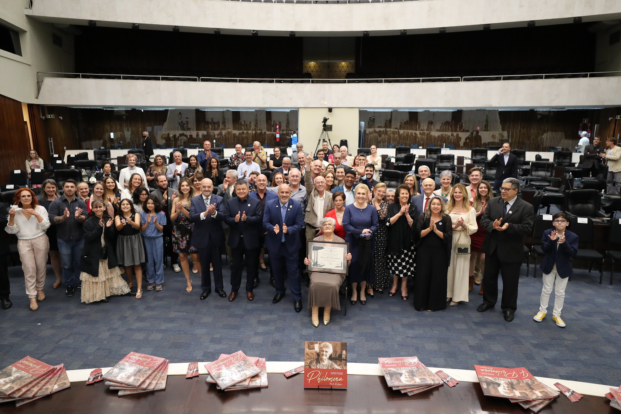 Assembleia Legislativa homenageia fundadora do Grupo Rafain