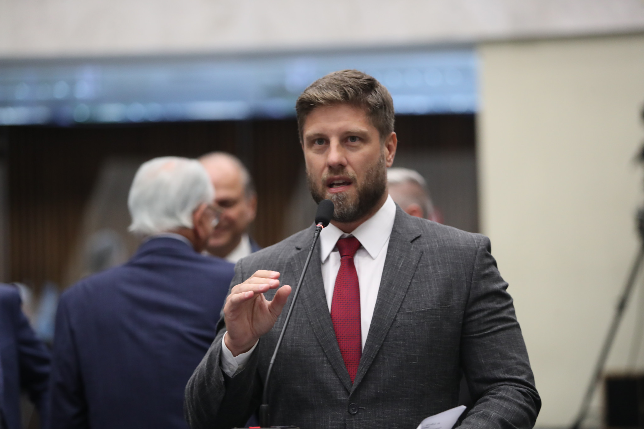 Deputado Requião Filho (PT) apresenta pedido de impeachment contra o governador Ratinho Jr.