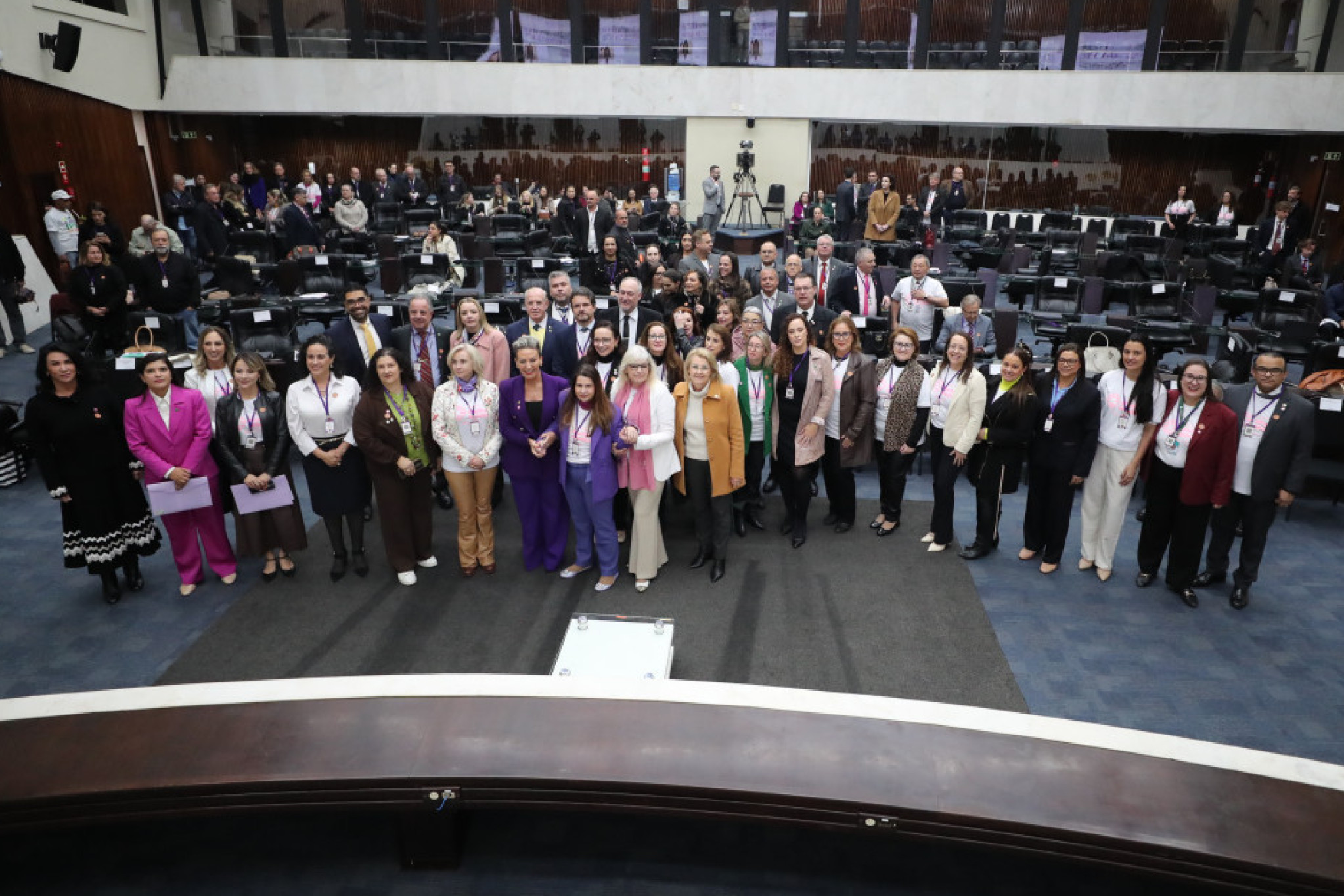 Escola do Legislativo realiza o evento "Violência contra médicas e profissionais da saúde: desafios no ambiente de trabalho" em parceria com o CRM-PR