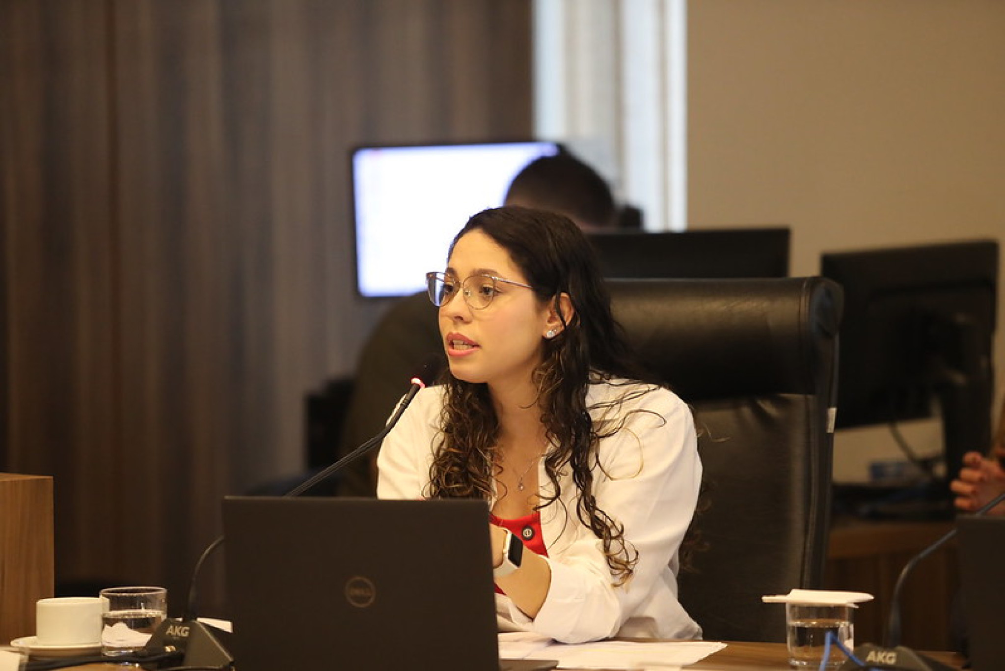 Deputada Ana Júlia (PT) cobra informações do IPEM-PR sobre fiscalização após Operação Carbono Oculto