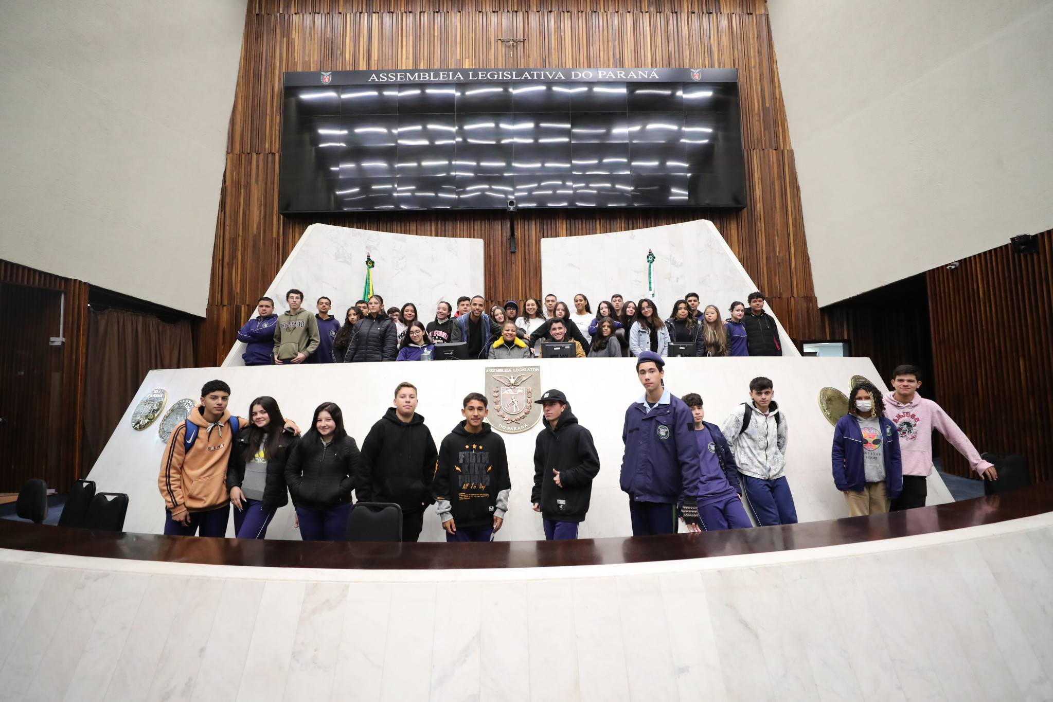 Alunos do Colégio Cívico-militar Alfredo Chaves, de Colombo, visitam a Assembleia
