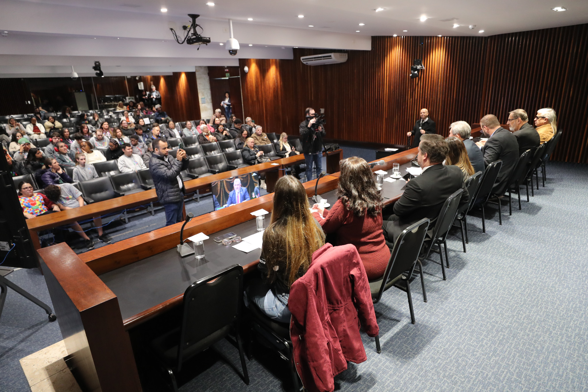 Assembleia promove debate sobre autismo em jovens e adultos, com foco em inclusão, saúde e apoio às famílias