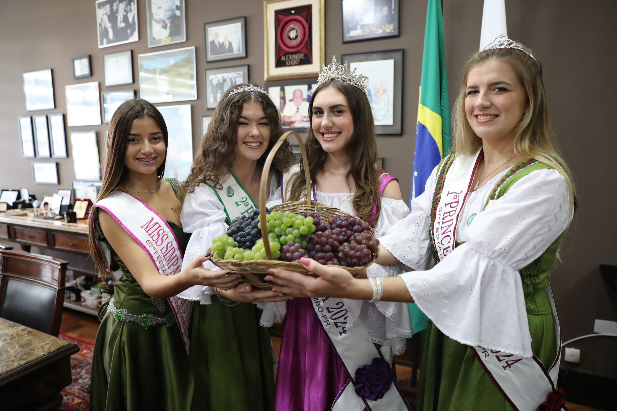 Assembleia recebe convite da tradicional Festa da Uva de Colombo