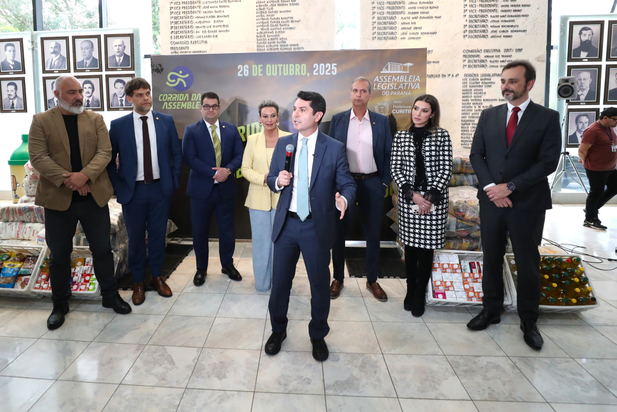 Três toneladas de alimentos arrecadadas na 1ª Corrida de Rua da Assembleia vão reforçar ações sociais da Prefeitura de Curitiba
