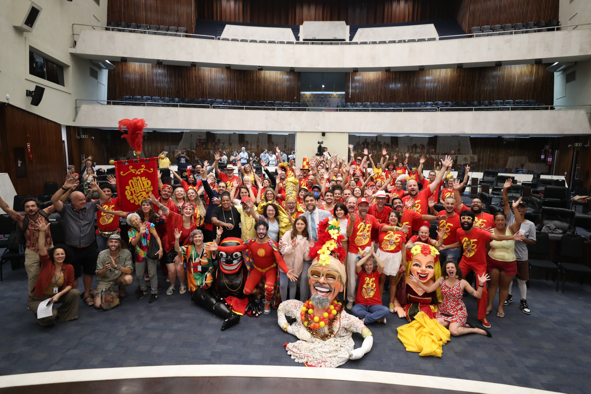 Assembleia celebra os 25 anos do tradicional Bloco Carnavalesco Garibaldis & Sacis