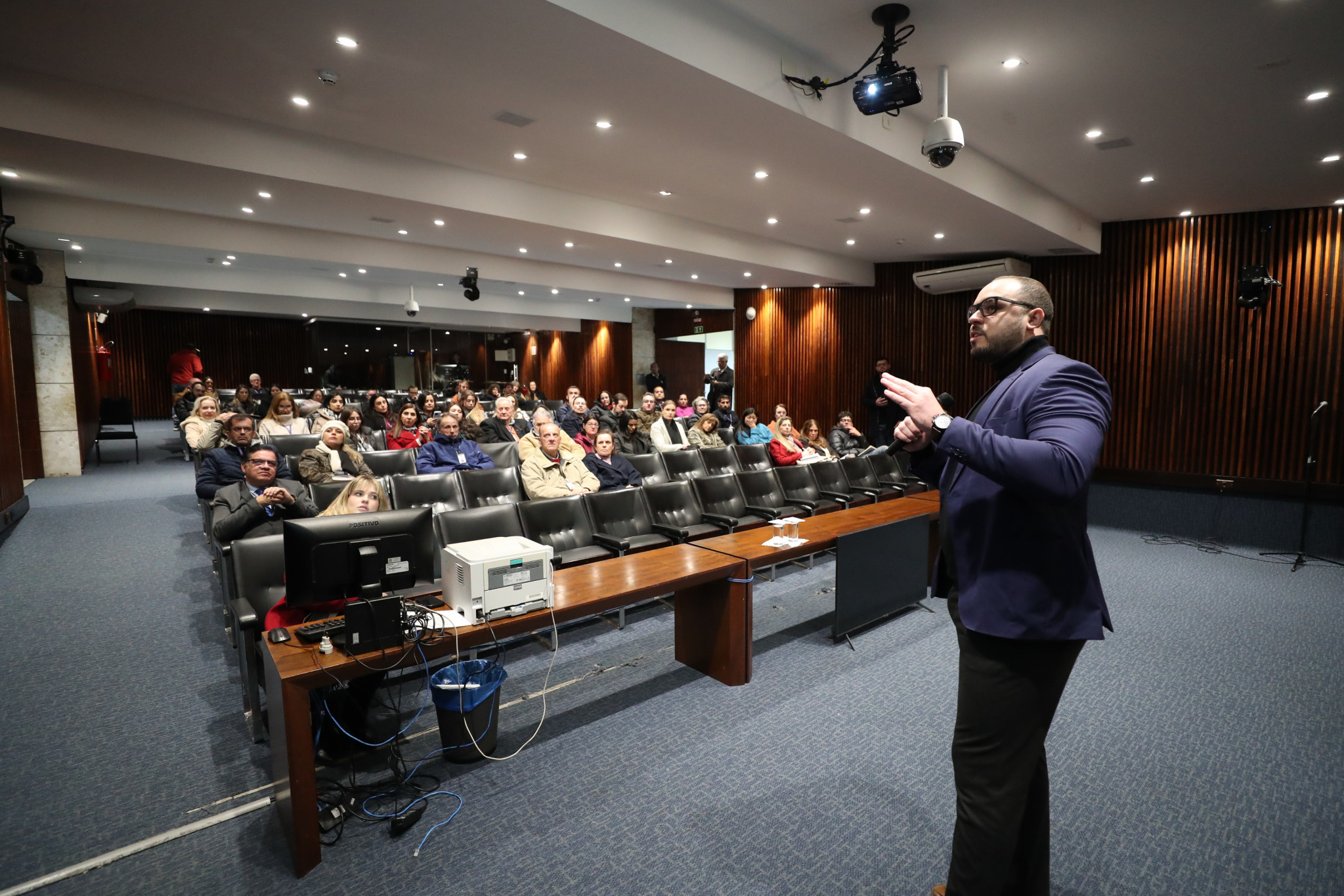 Escola do Legislativo: consumo consciente e organização orçamentária são temas de palestra para servidores da Casa
