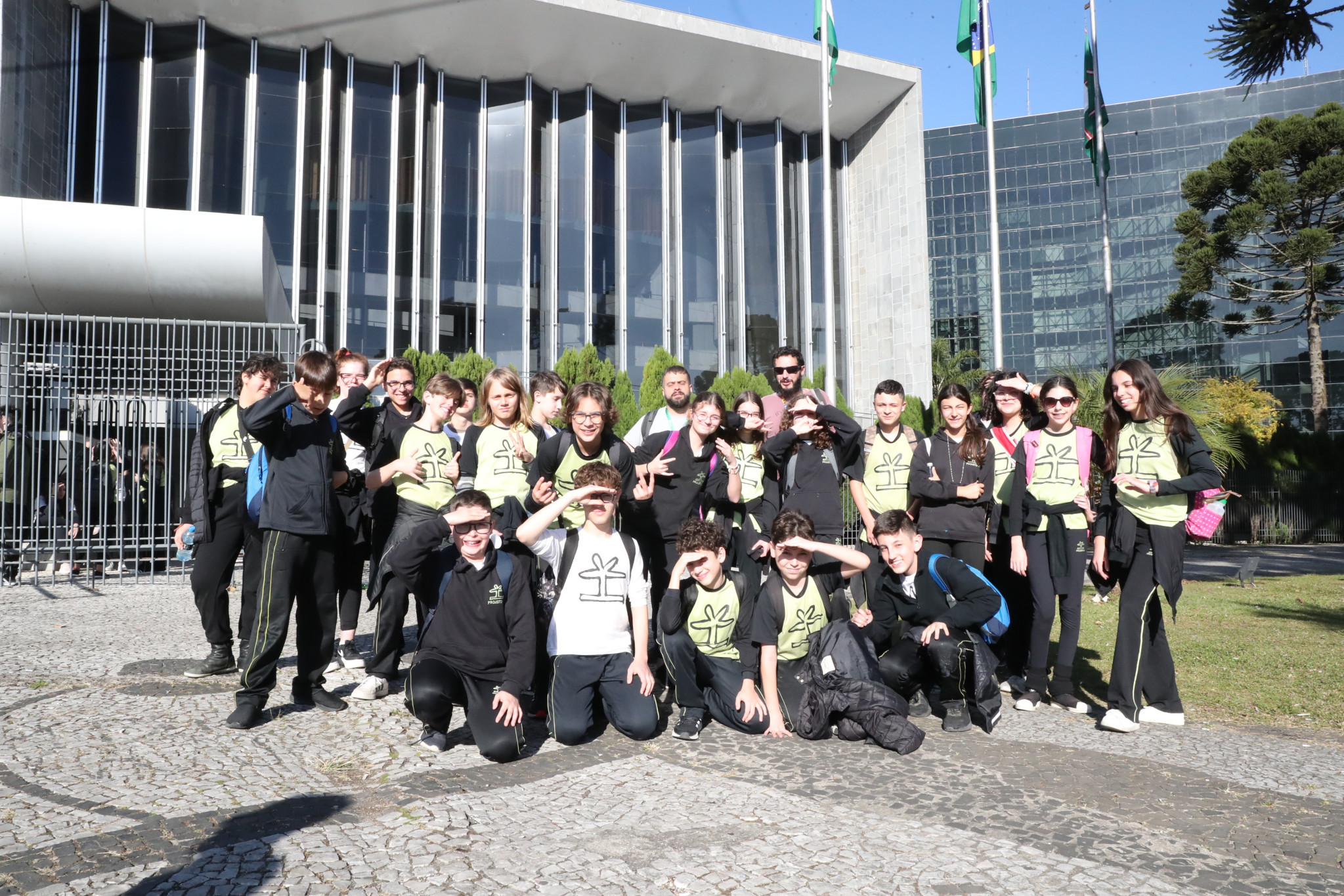 Alunos da Escola Projeto 21, de Curitiba, visitam a Assembleia