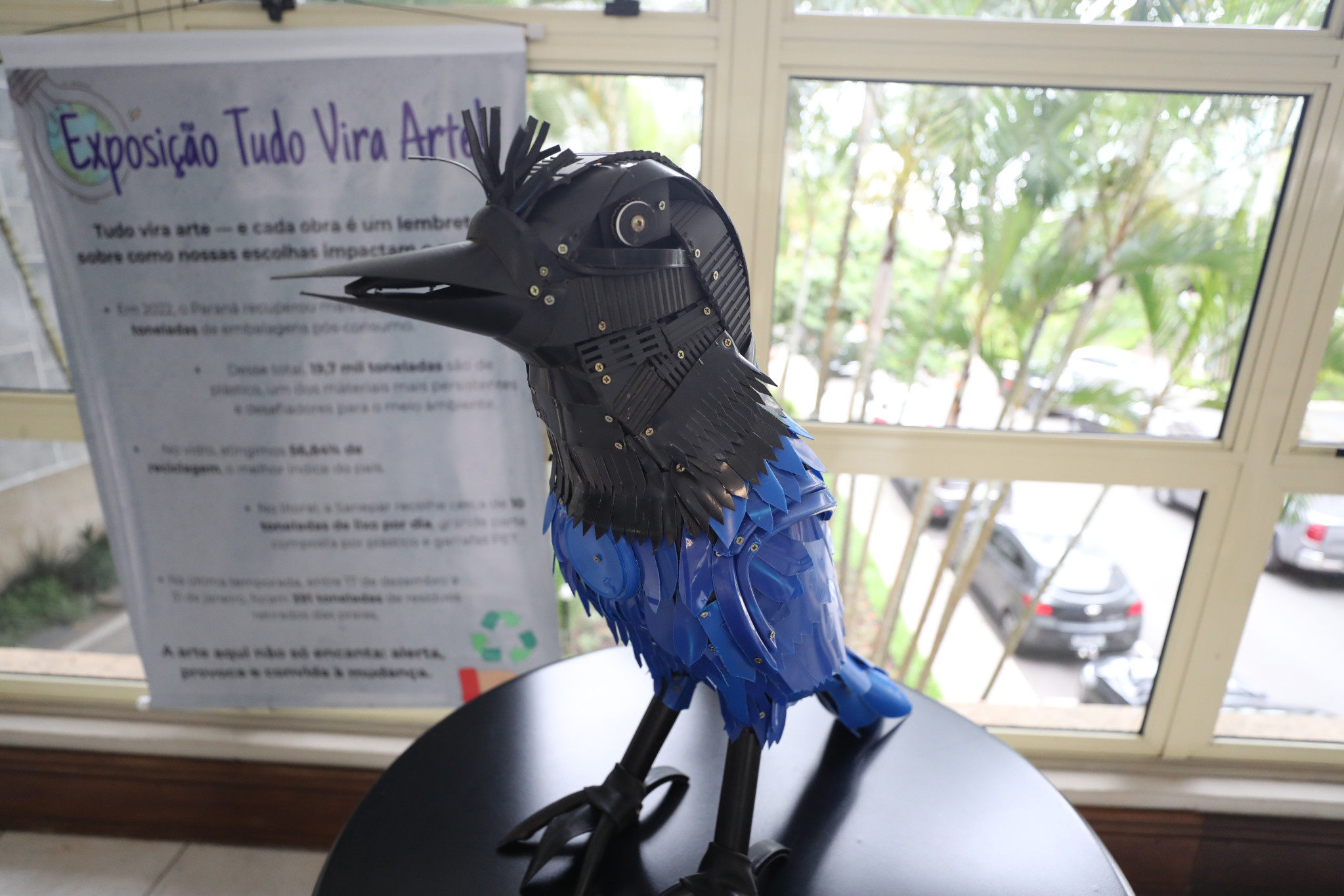 Comissão de Cultura lança exposições que reúnem obras de servidores da Assembleia e esculturas feitas com material reciclável