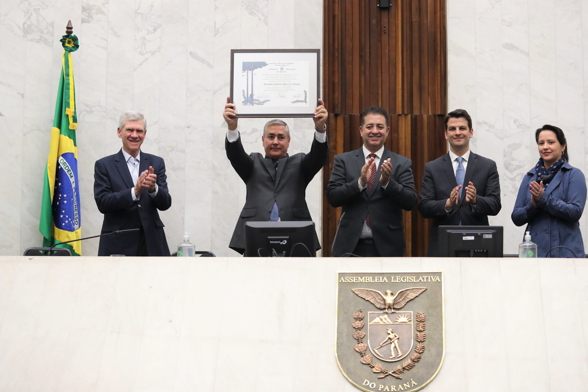 Familiares de ex-governador Octávio Cesário Pereira Junior recebem título em sessão cercada por emoção