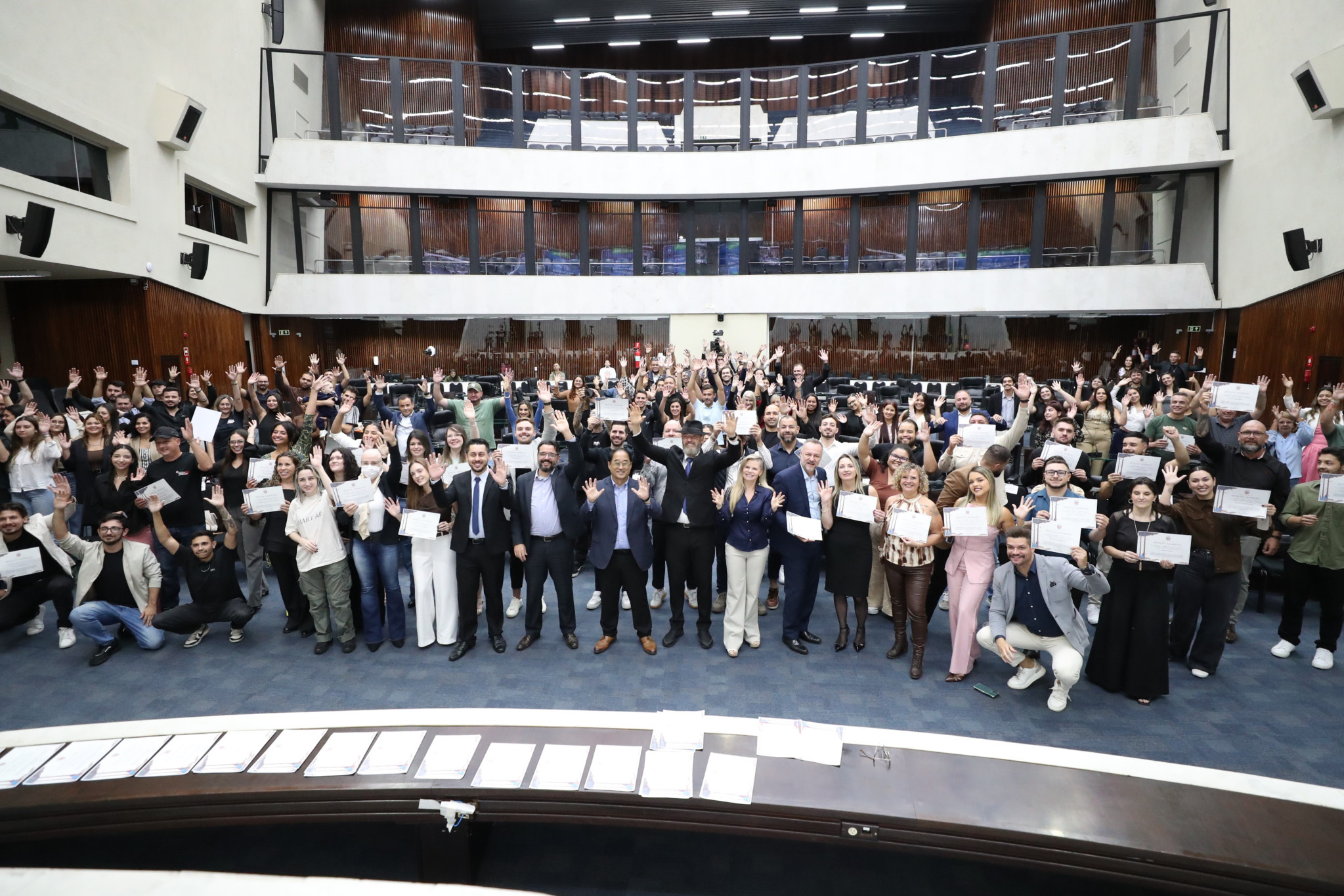 Sessão Solene na Assembleia homenageia profissionais da proteção veicular no Paraná