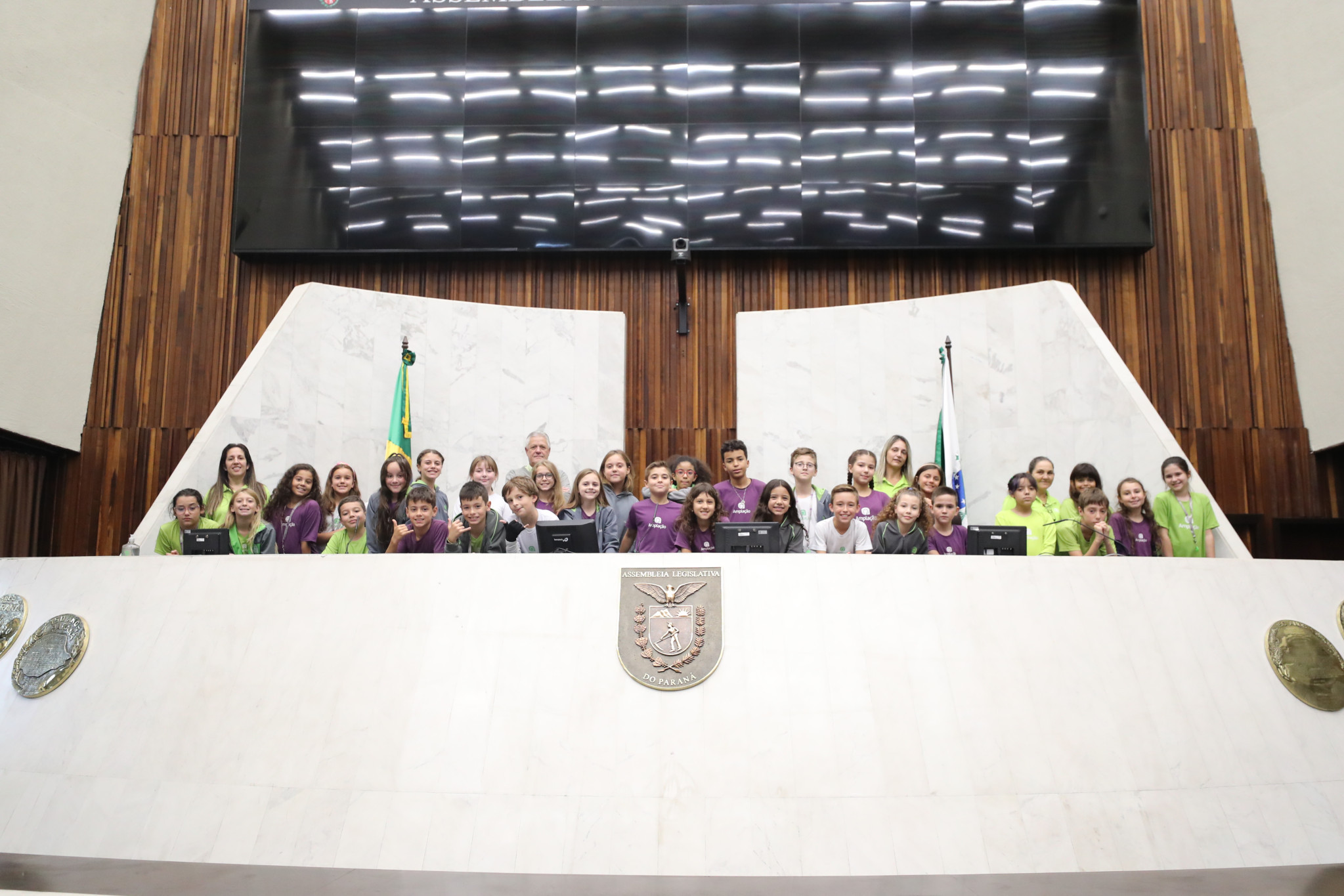 Alunos do Colégio Amplação visitam a Assembleia