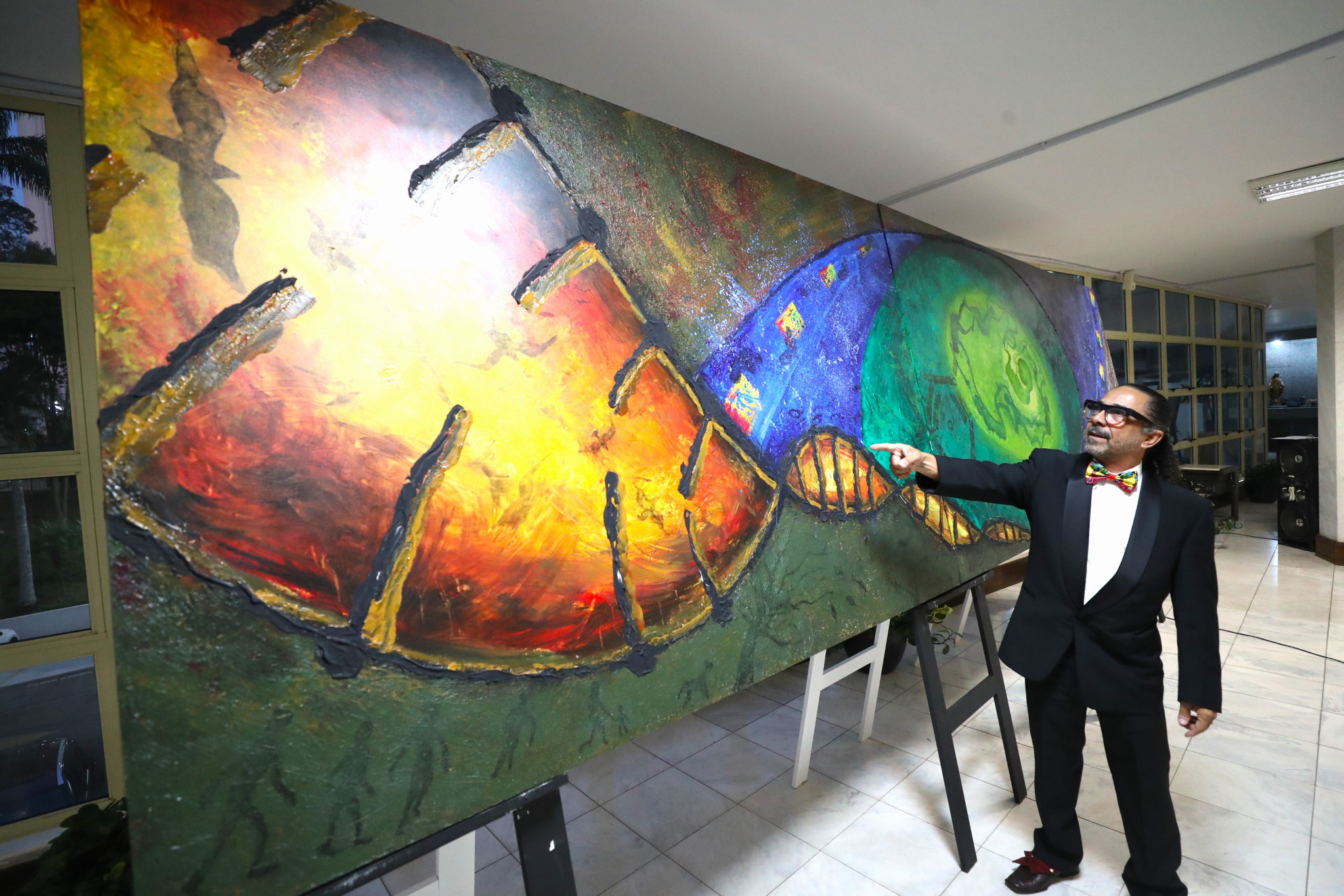Exposição “A Ciência Caiu na Tinta” é inaugurada na Assembleia Legislativa do Paraná