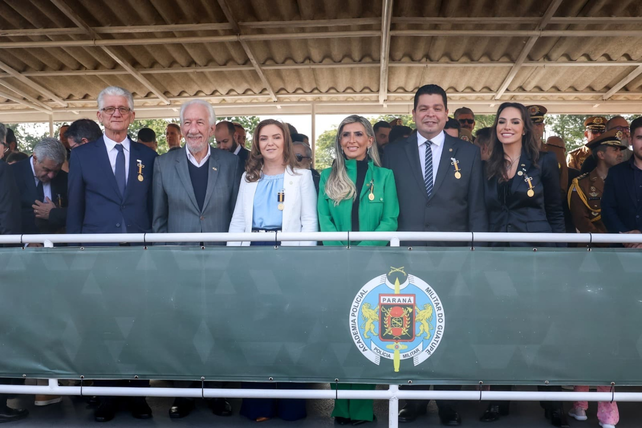 Deputadas Maria Victoria (PP) e Flávia Francischini (União), e deputado Gugu Bueno (PSD) recebem a Medalha Coronel Sarmento, da PM-PR