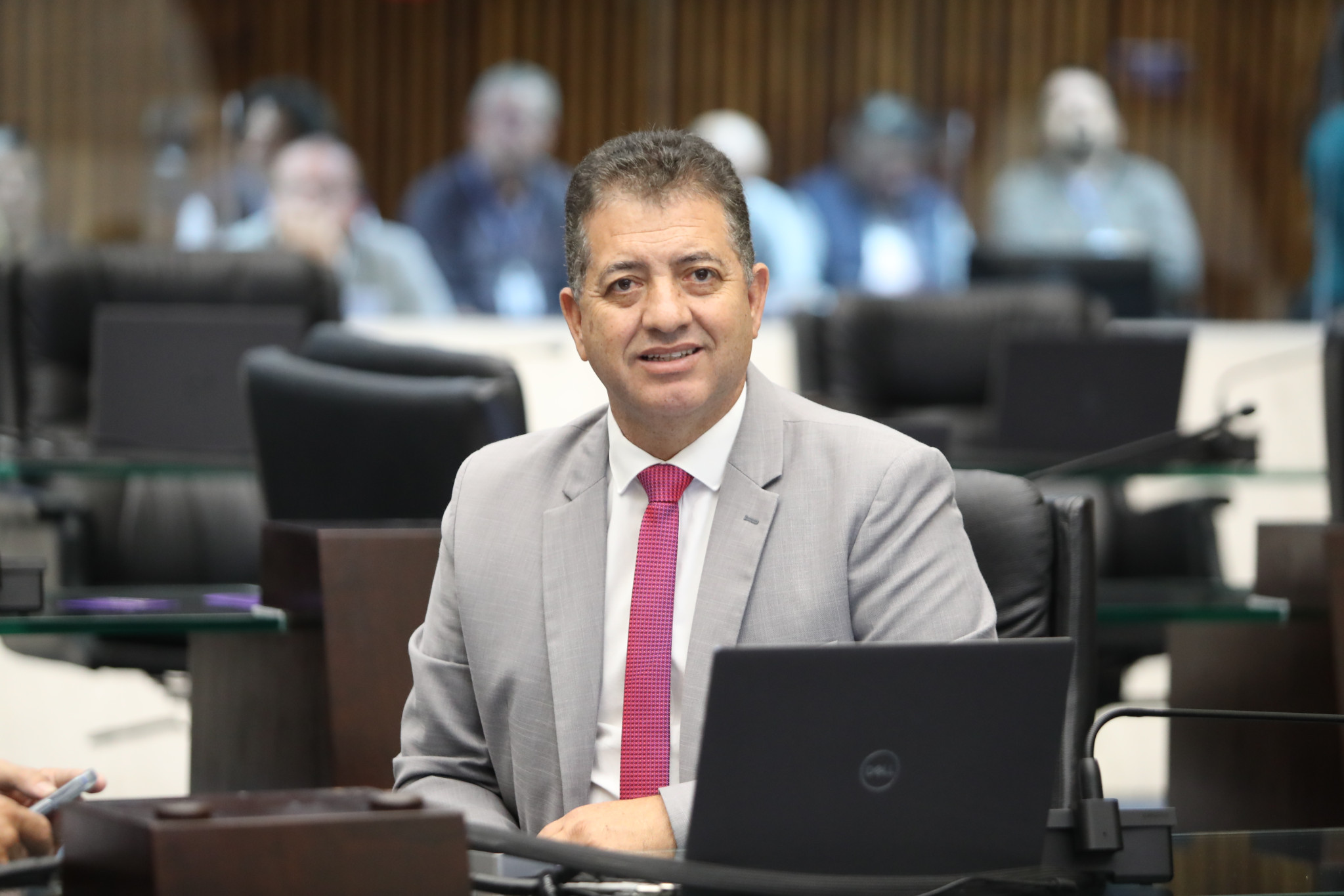 Deputado Cobra Repórter (PSD) apresenta projeto de lei para proibir animais acorrentados no Paraná