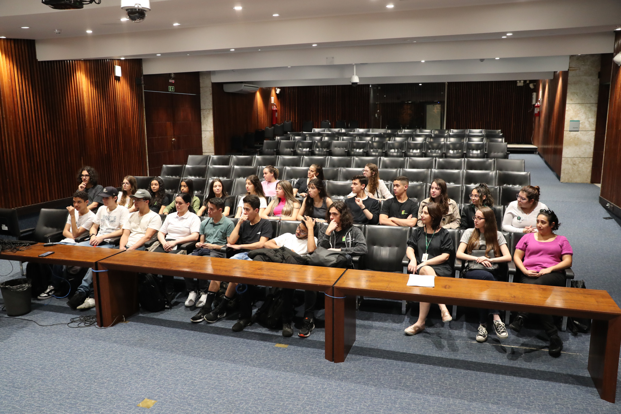 Alunos do Instituto Federal do Paraná e UEL visitam a Assembleia