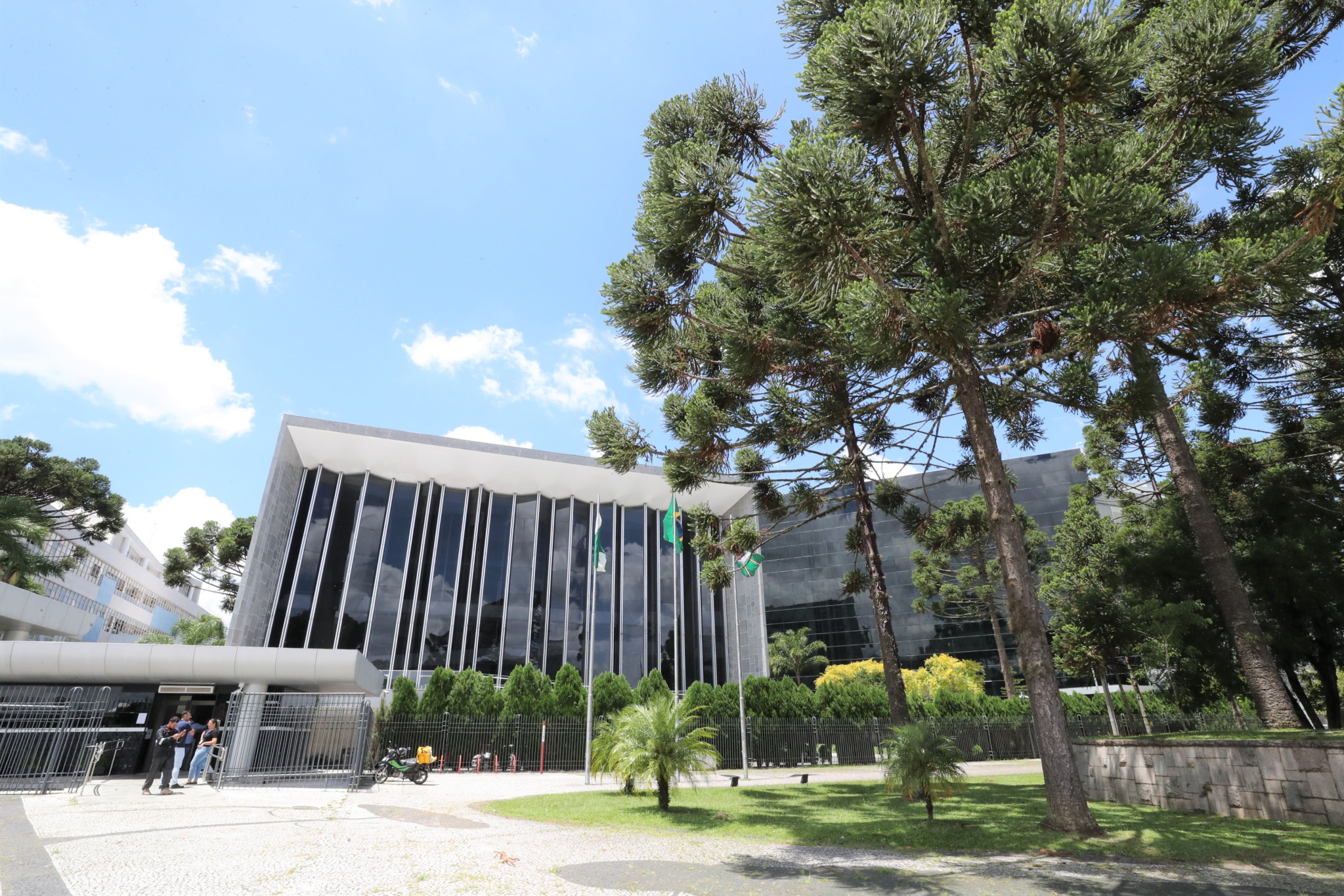 Reajuste e reformulação de carreiras do funcionalismo chegam ao Plenário