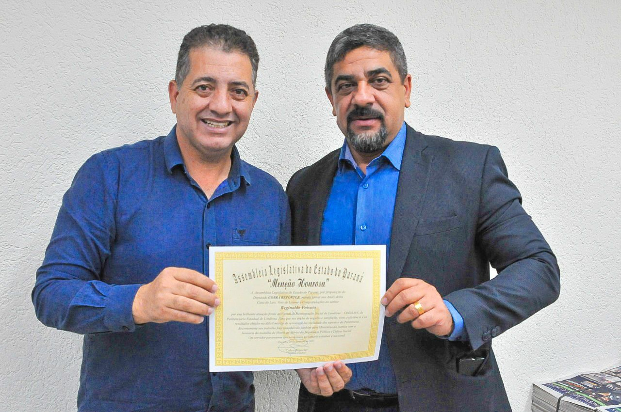 Deputado Cobra Repórter entrega Menção Honrosa ao diretor do Creslon
