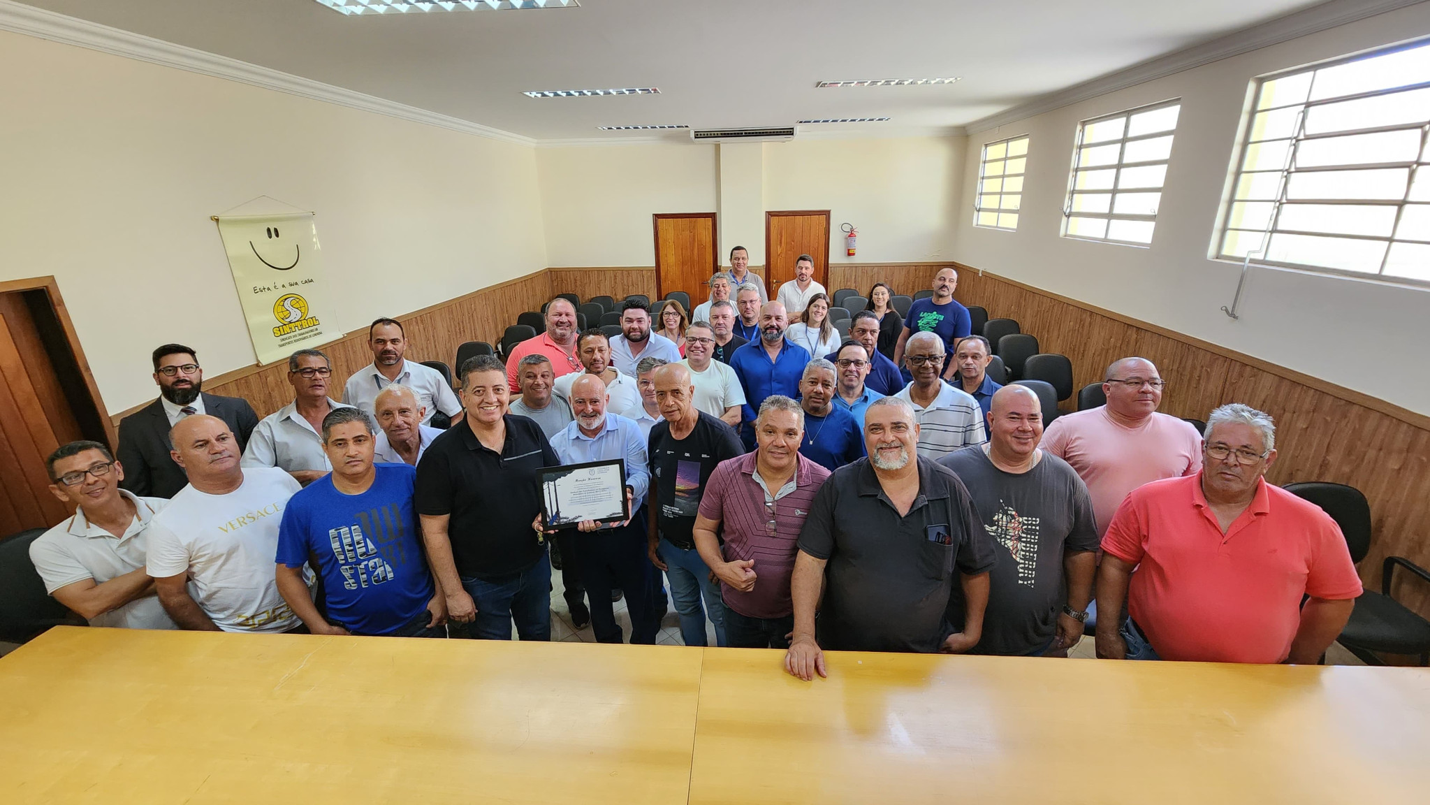 Deputado Cobra Repórter (PSD) entrega Menção Honrosa da Assembleia Legislativa do Paraná ao Sinttrol