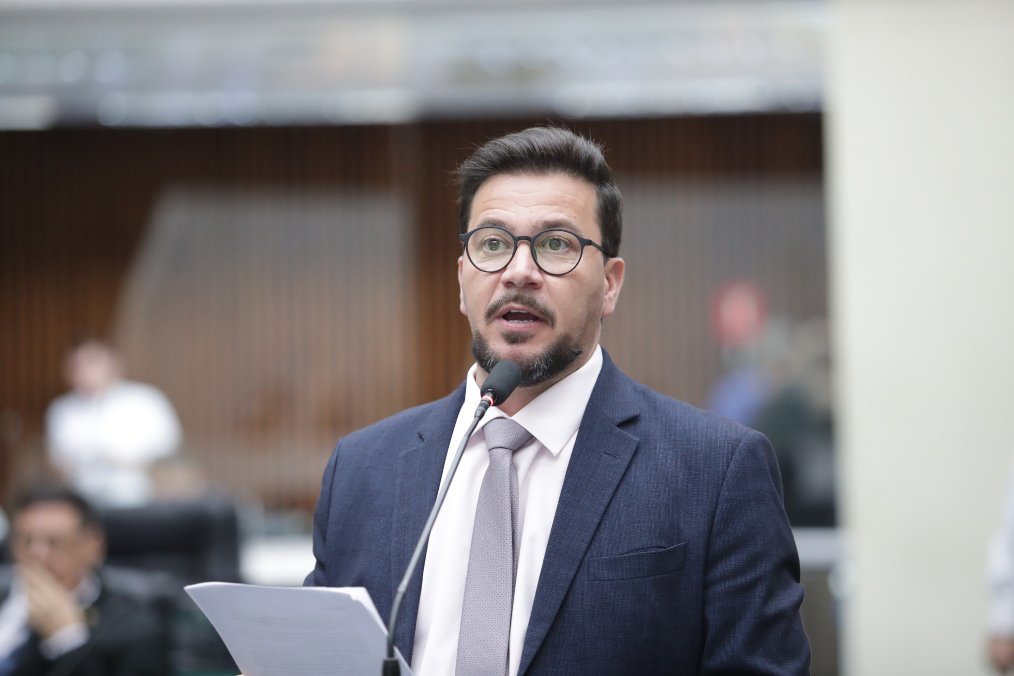 Oposição aponta falta de planejamento e uso recorrente de alterações no orçamento do Paraná