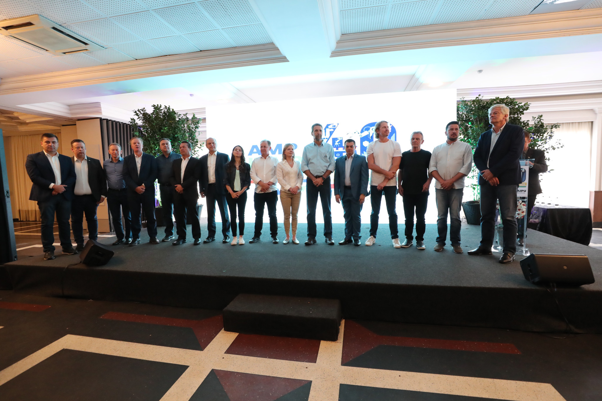 Deputados destacam programa com 16 mil vagas gratuitas de pós-graduação a servidores municipais