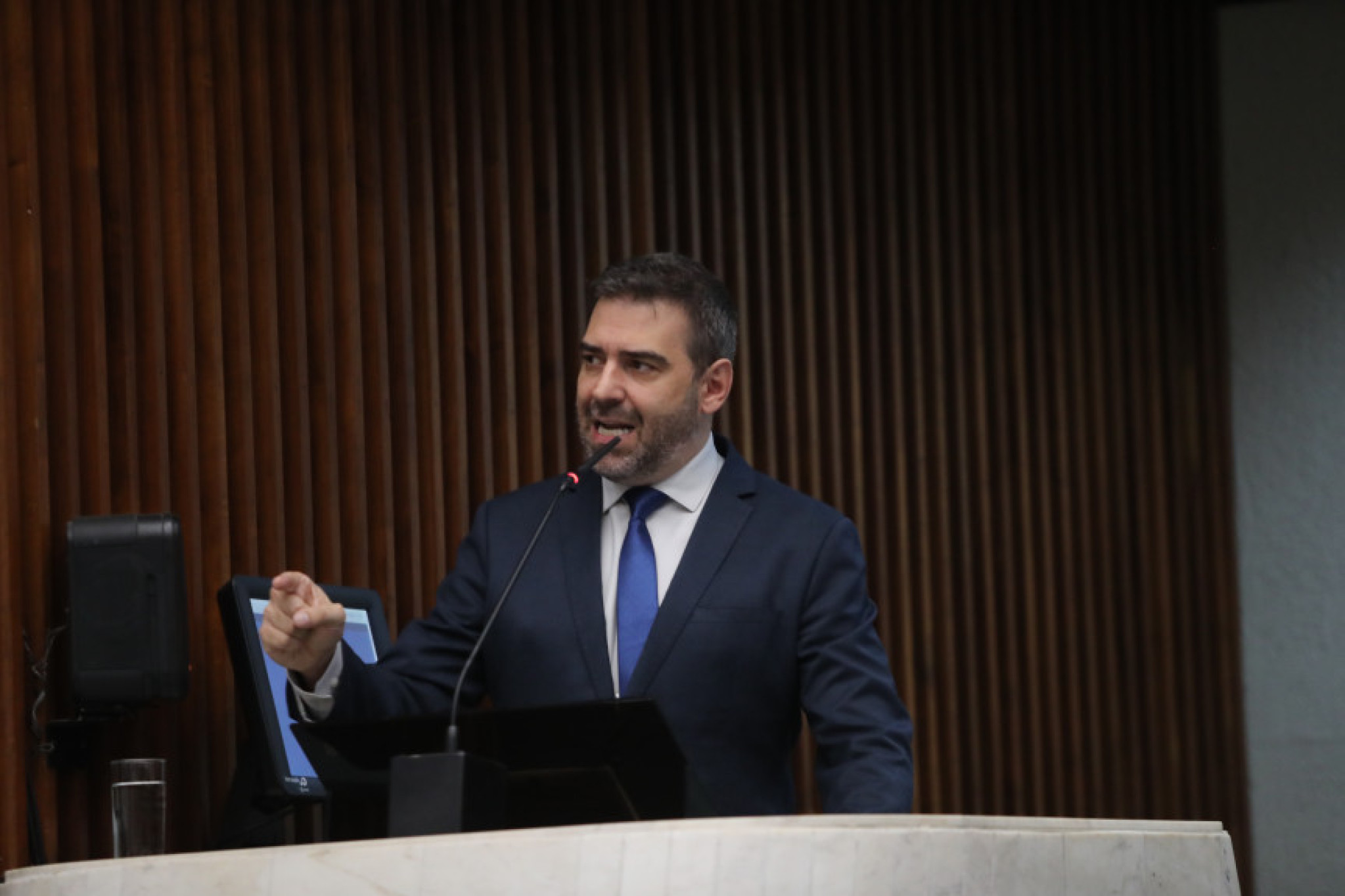 Proposta para impedir no Paraná o uso de linguagem neutra nos hinos oficiais é apresentada na Assembleia