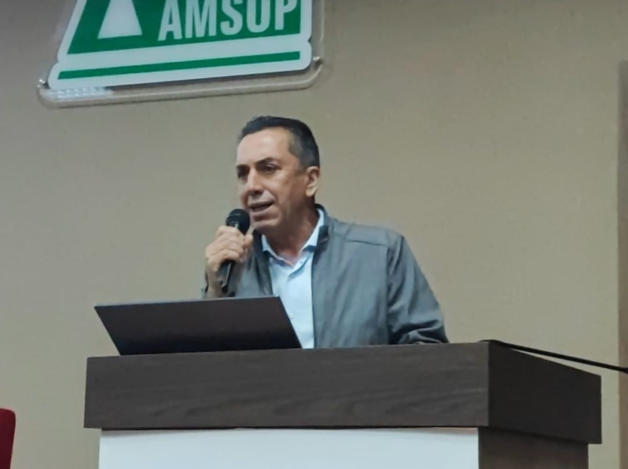 Em reunião da AMSOP, coordenador da Frente Parlamentar do Leite destaca união dos produtores do estado