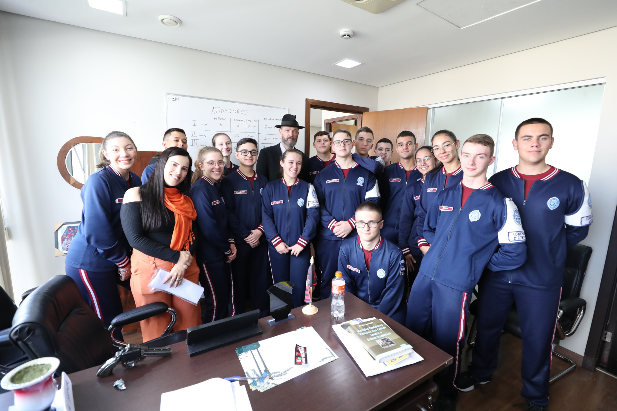Alunos do Colégio Vila Militar visitam a Assembleia
