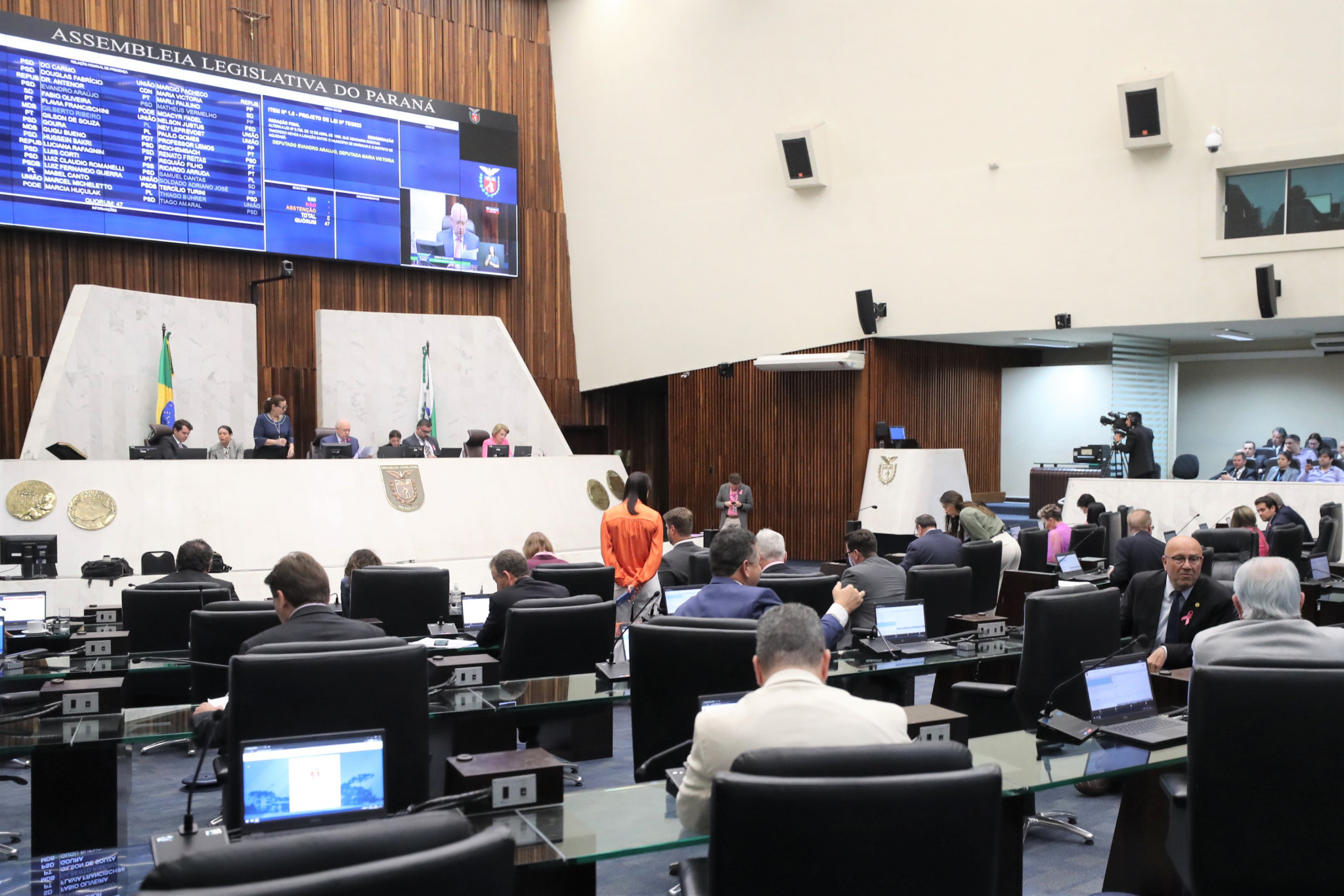 Aprovado projeto que define regras para cobrança de taxas e gorjeta no Paraná