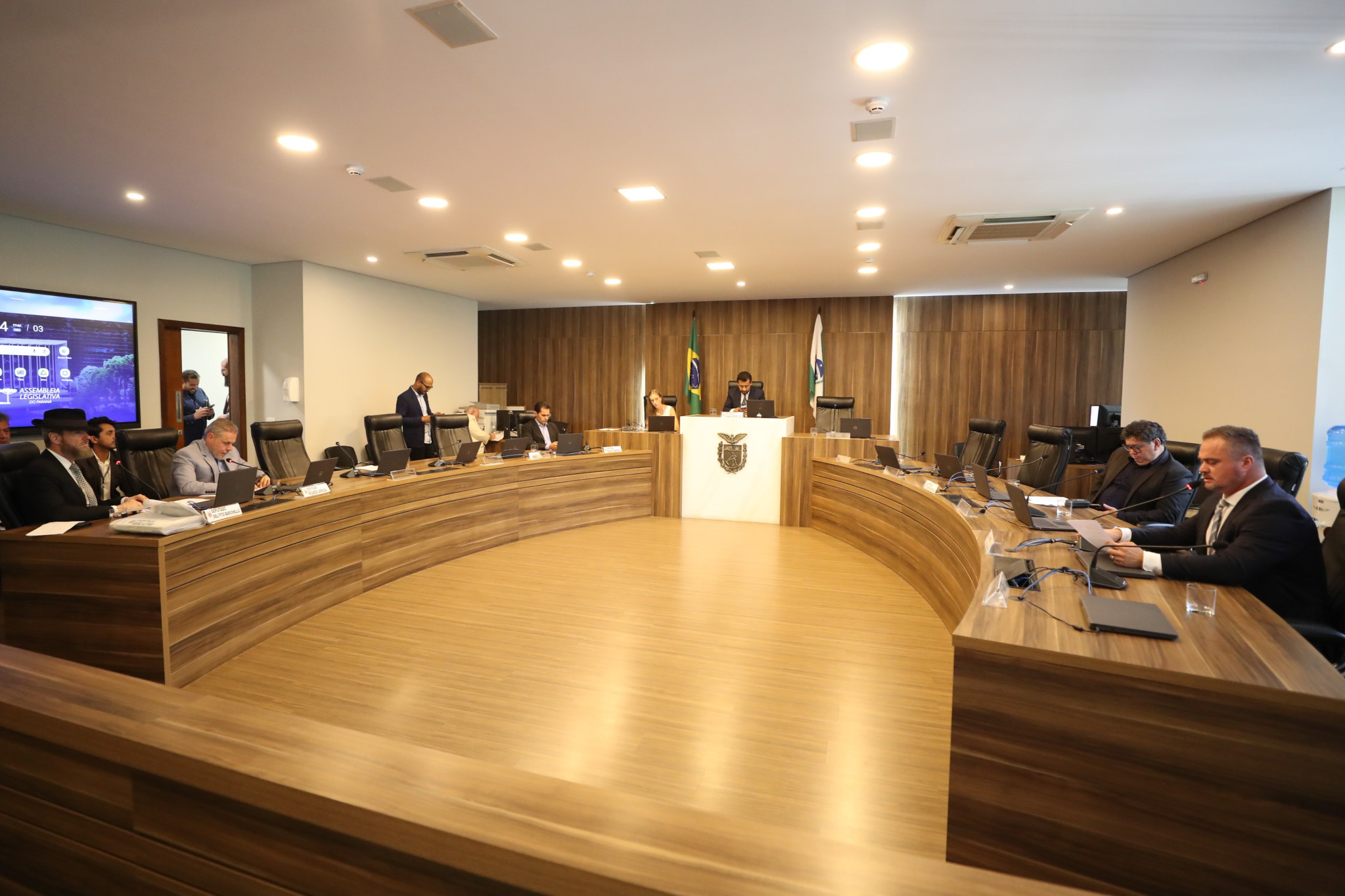 Assistência vitalícia a animais aposentados que prestaram serviços ao Paraná avança na Assembleia Legislativa