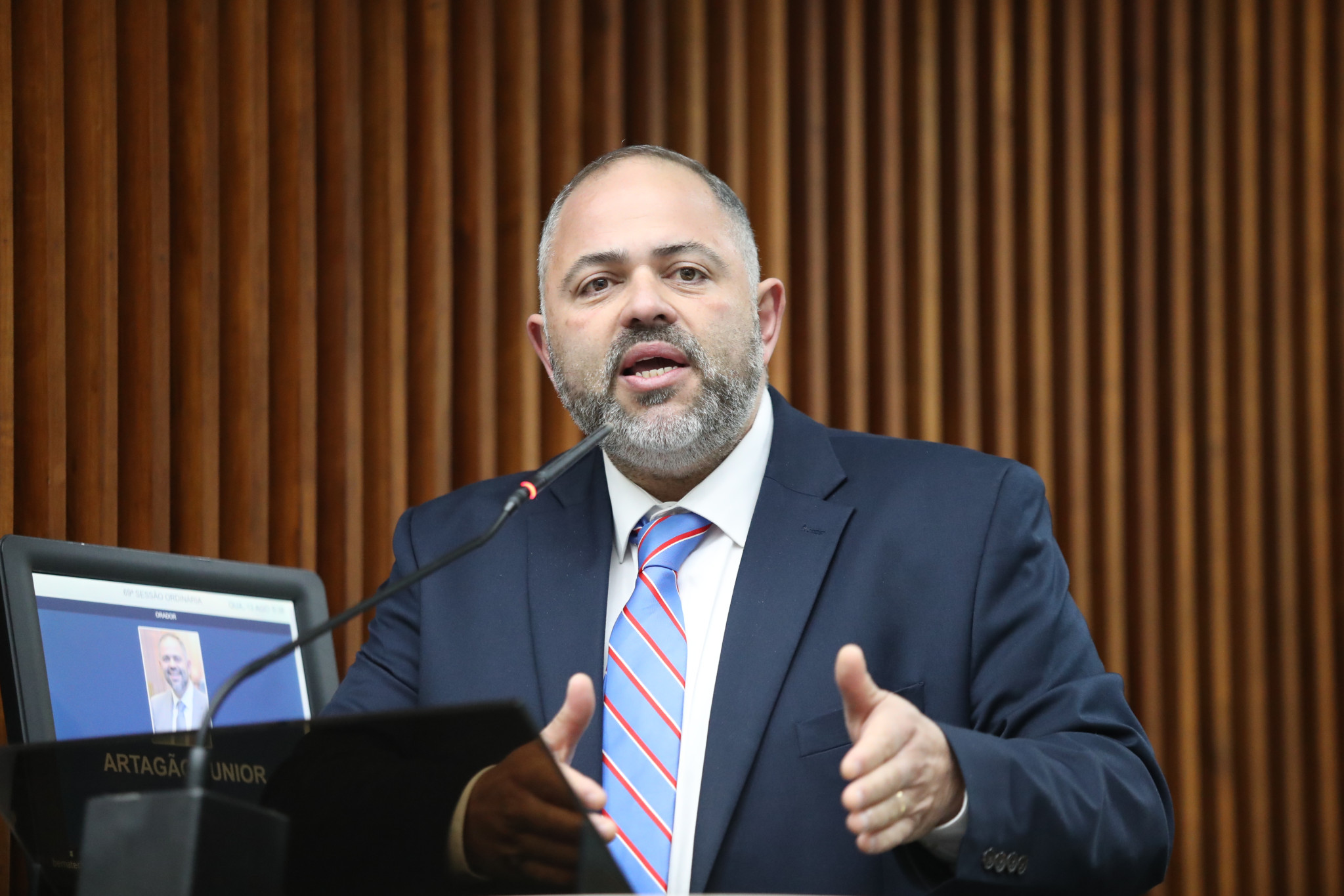 Deputado Artagão Júnior (PSD) cobra fim de sorteio aleatório de clínicas para exames de CNH e informa solução em andamento