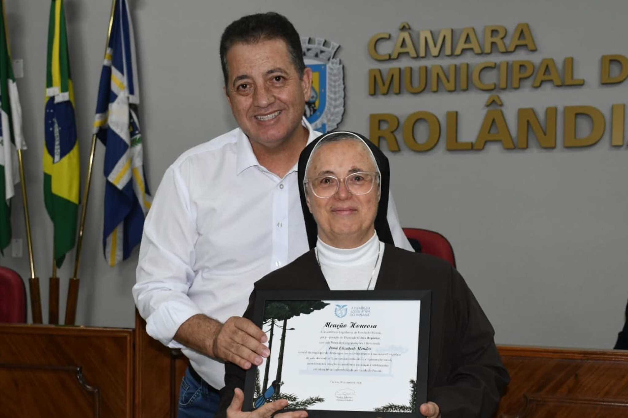 Deputado Cobra Repórter (PSD) entrega Menção Honrosa à Irmã Elizabeth Mendes em Rolândia