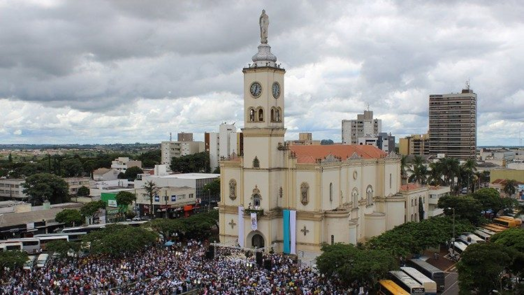 Deputado Cobra Repórter (PSD) requer homenagem à Catedral de Apucarana, elevada ao título de Basílica Menor