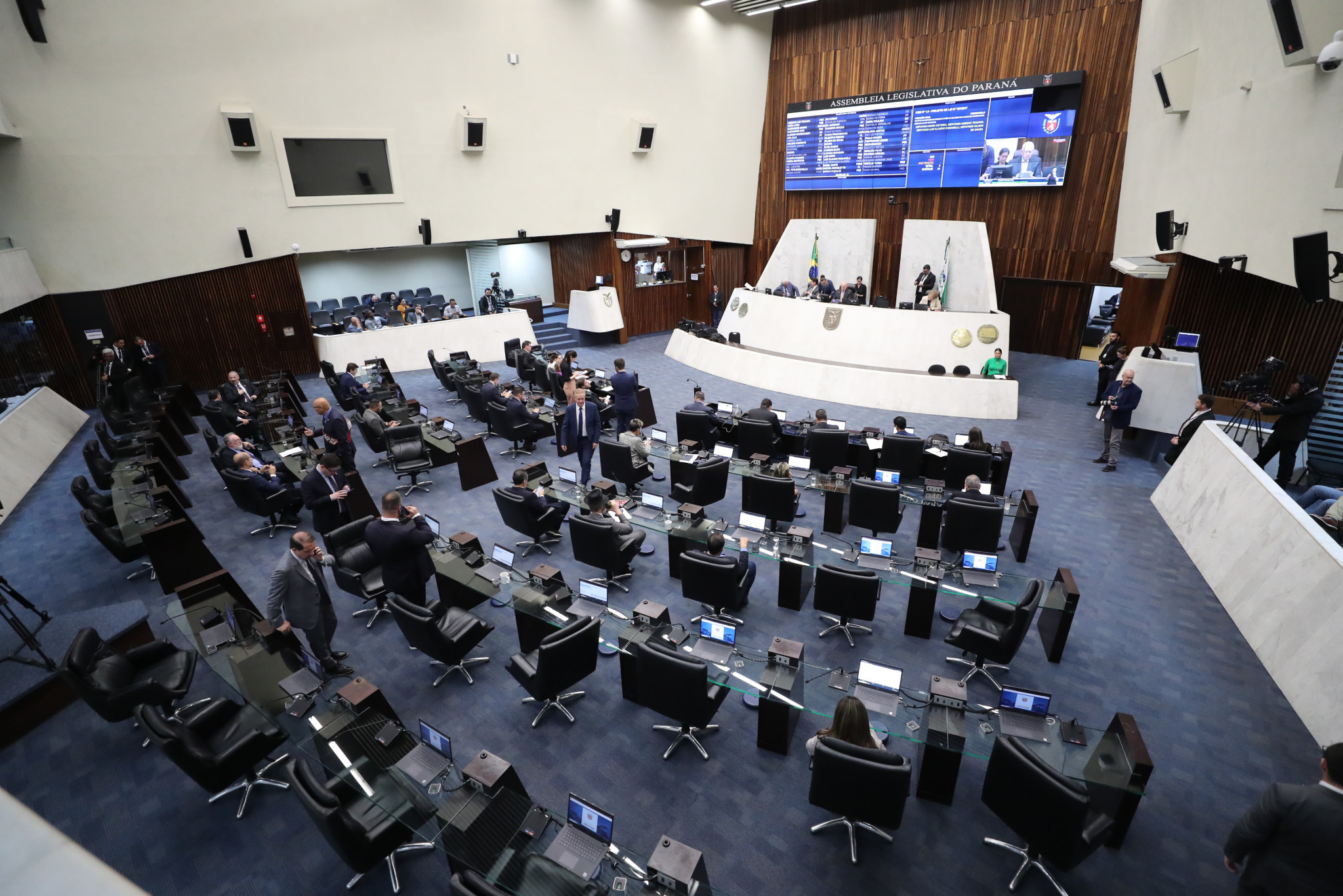 Deputados asseguram meia-entrada a mesários no Paraná