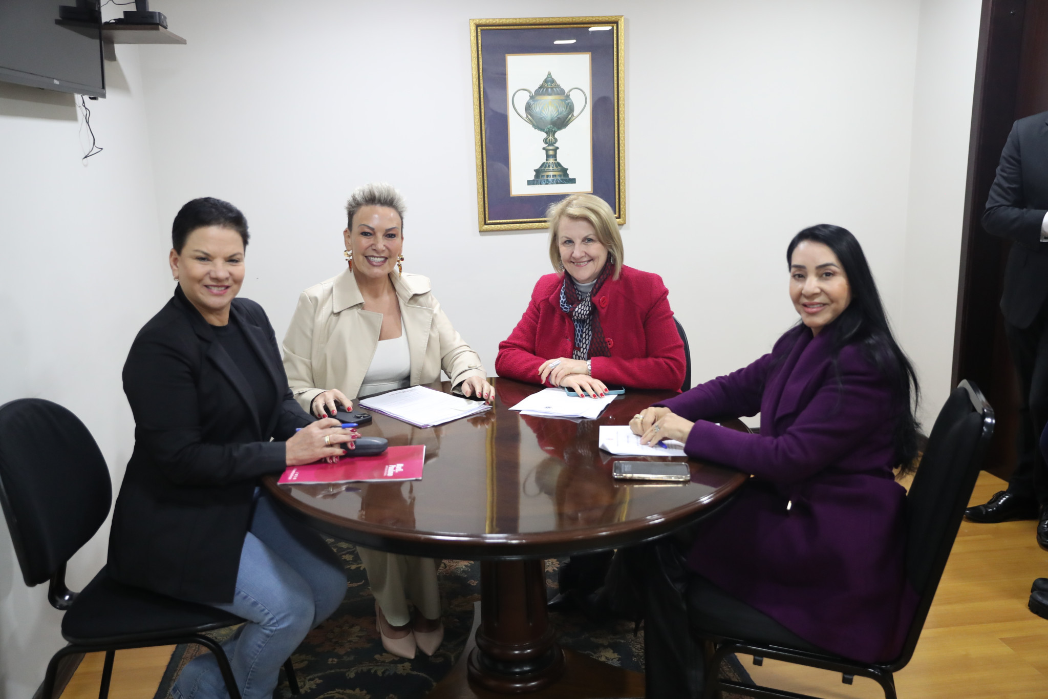 Comissão da Mulher aprova medidas para proteção, incentivo científico e valorização esportiva feminina