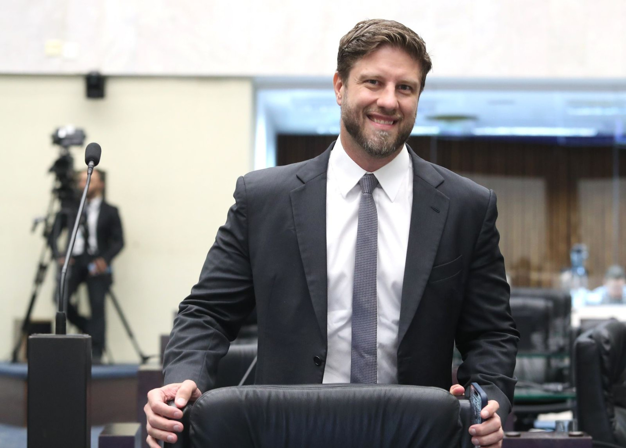 Placas turísticas traduzidas para o inglês e o espanhol podem se tornar obrigatórias no Paraná