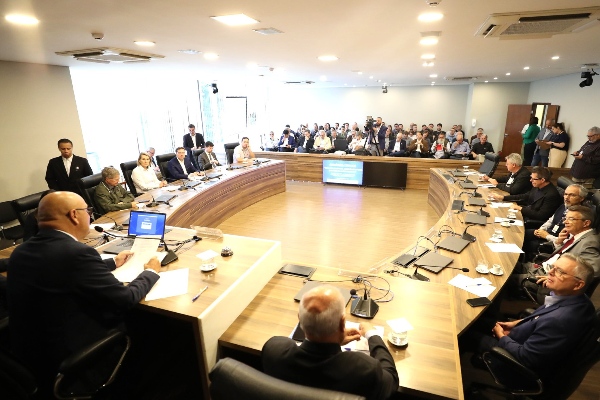 Debate sobre gestão sustentável do solo e da água reúne pesquisadores na Assembleia Legislativa do Paraná