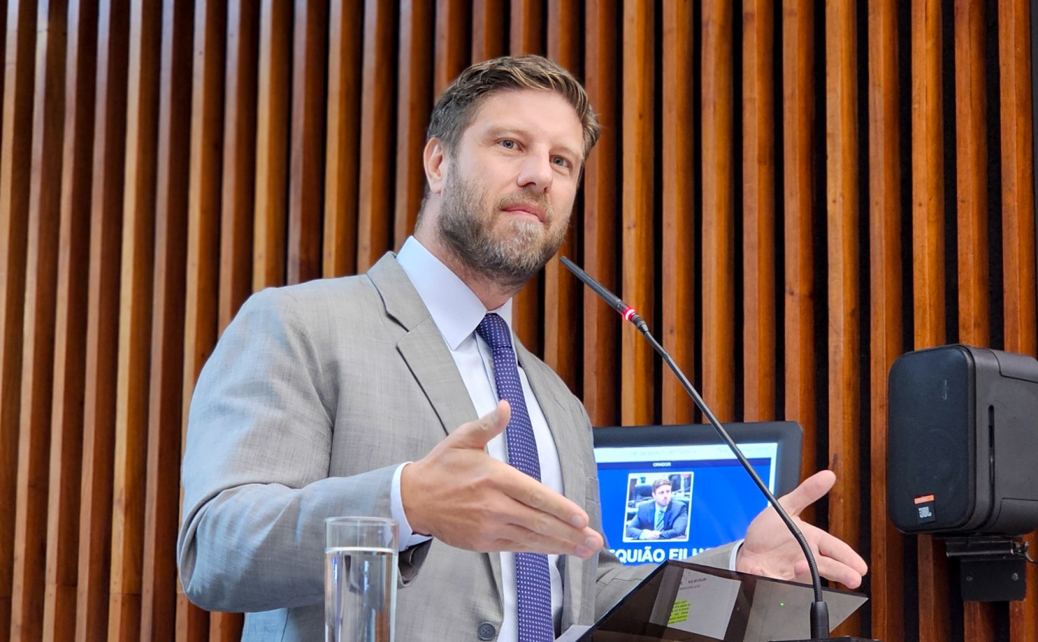 “Policiais não podem ser fiscais da prefeitura, devem estar nas ruas combatendo crimes”, critica deputado Requião Filho (PT)