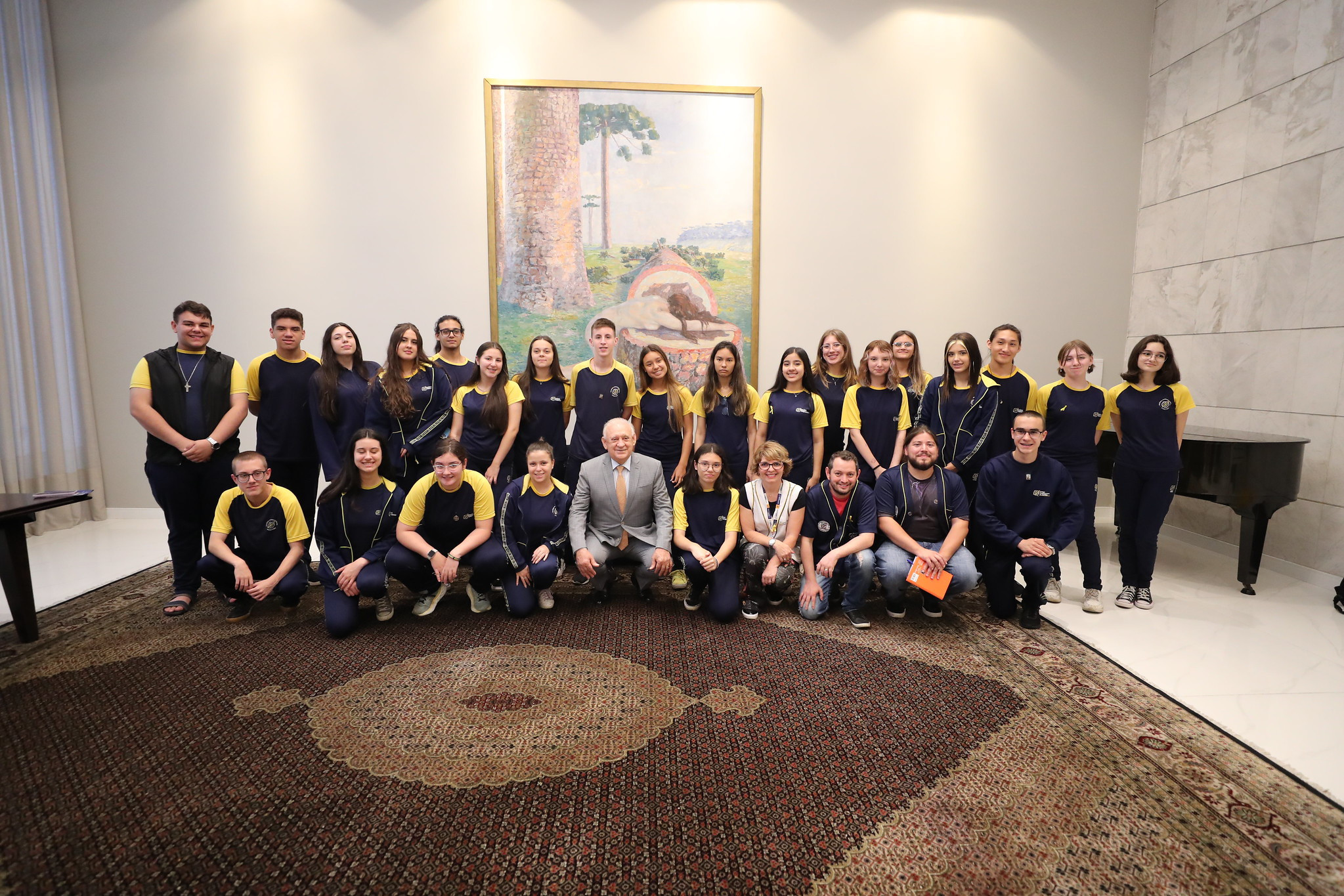 Alunos do Colégio Arquidiocesano de Curitiba visitam a Assembleia