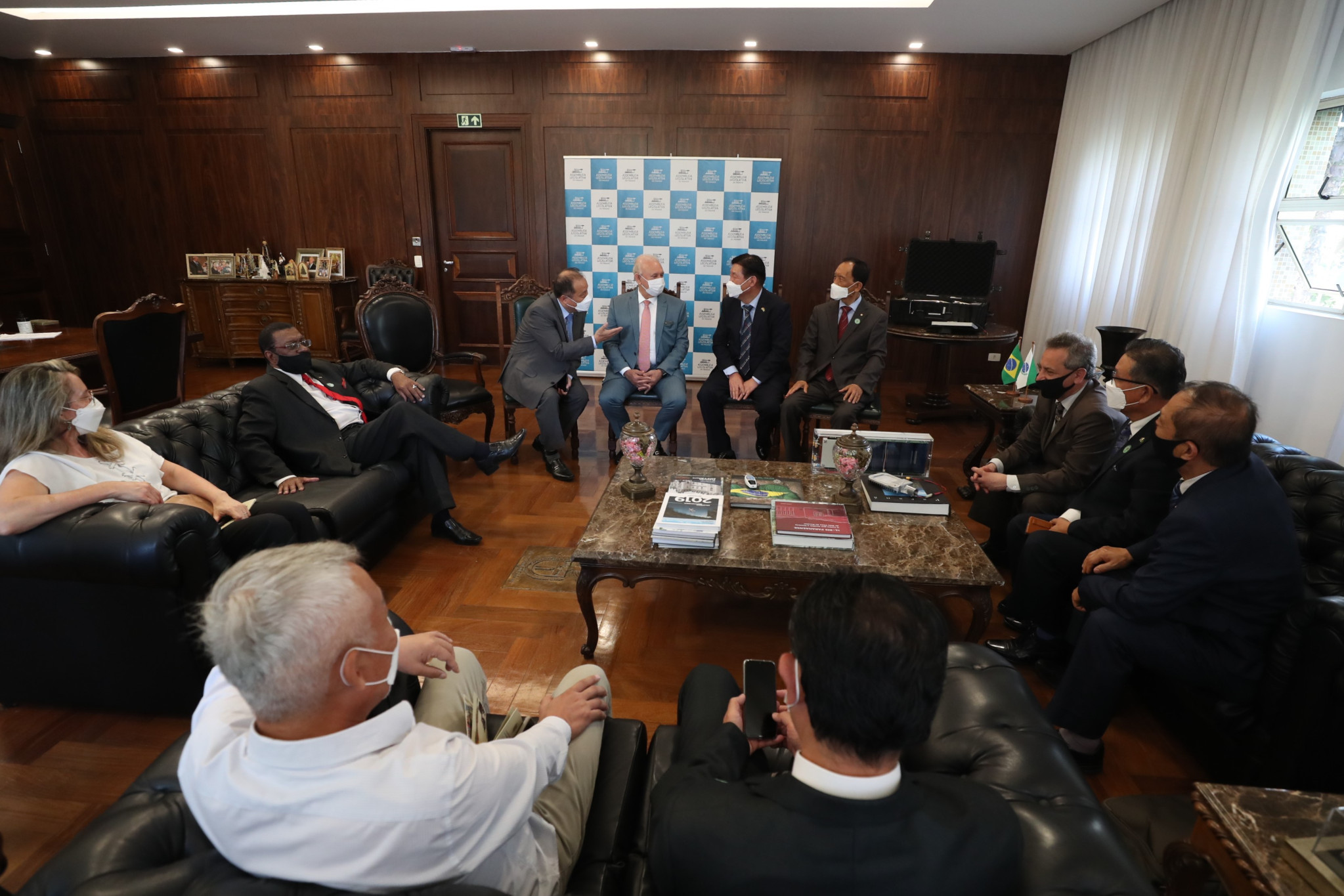 Presidente da Assembleia recepciona comitiva de empresários sul-coreanos