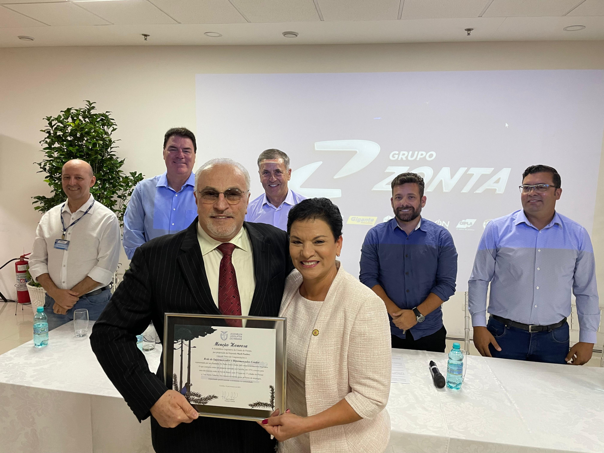 Deputada Marli Paulino (SD) entrega Menção Honrosa a Pedro Joanir Zonta pelos 50 anos do Condor