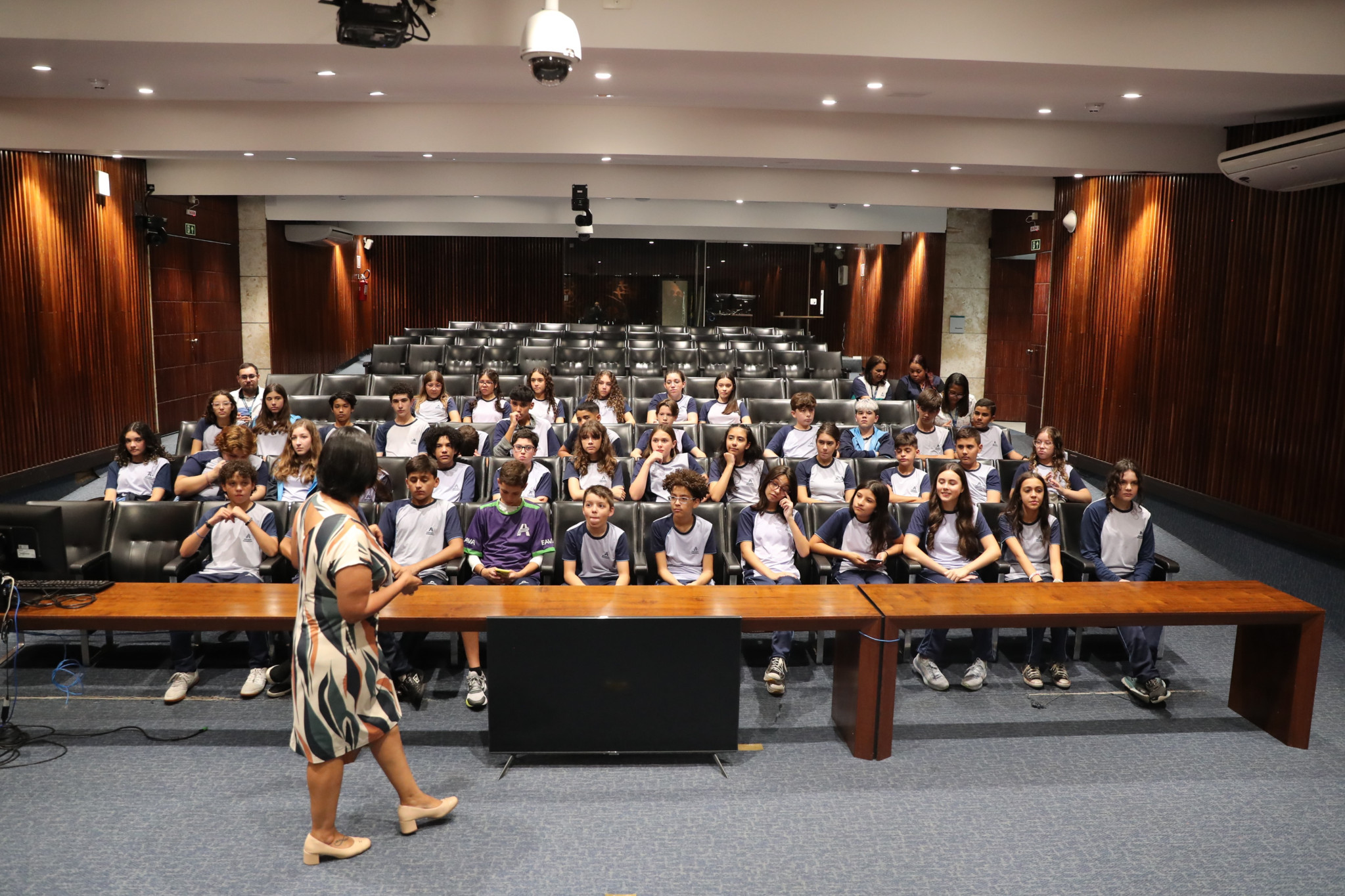 Alunos da Escola Adventista de Curitiba visitam a Assembleia