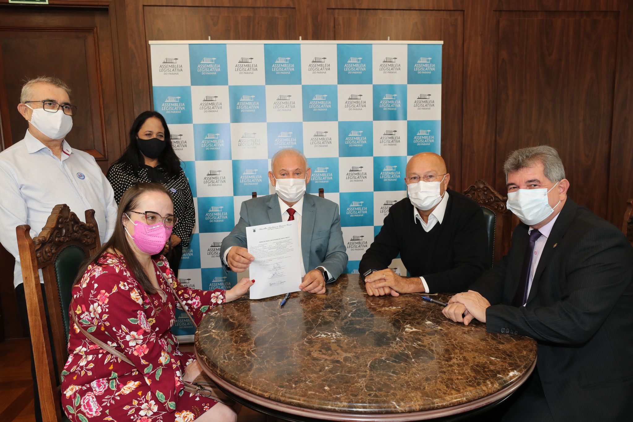 Assembleia contrata primeira servidora com Síndrome de Down