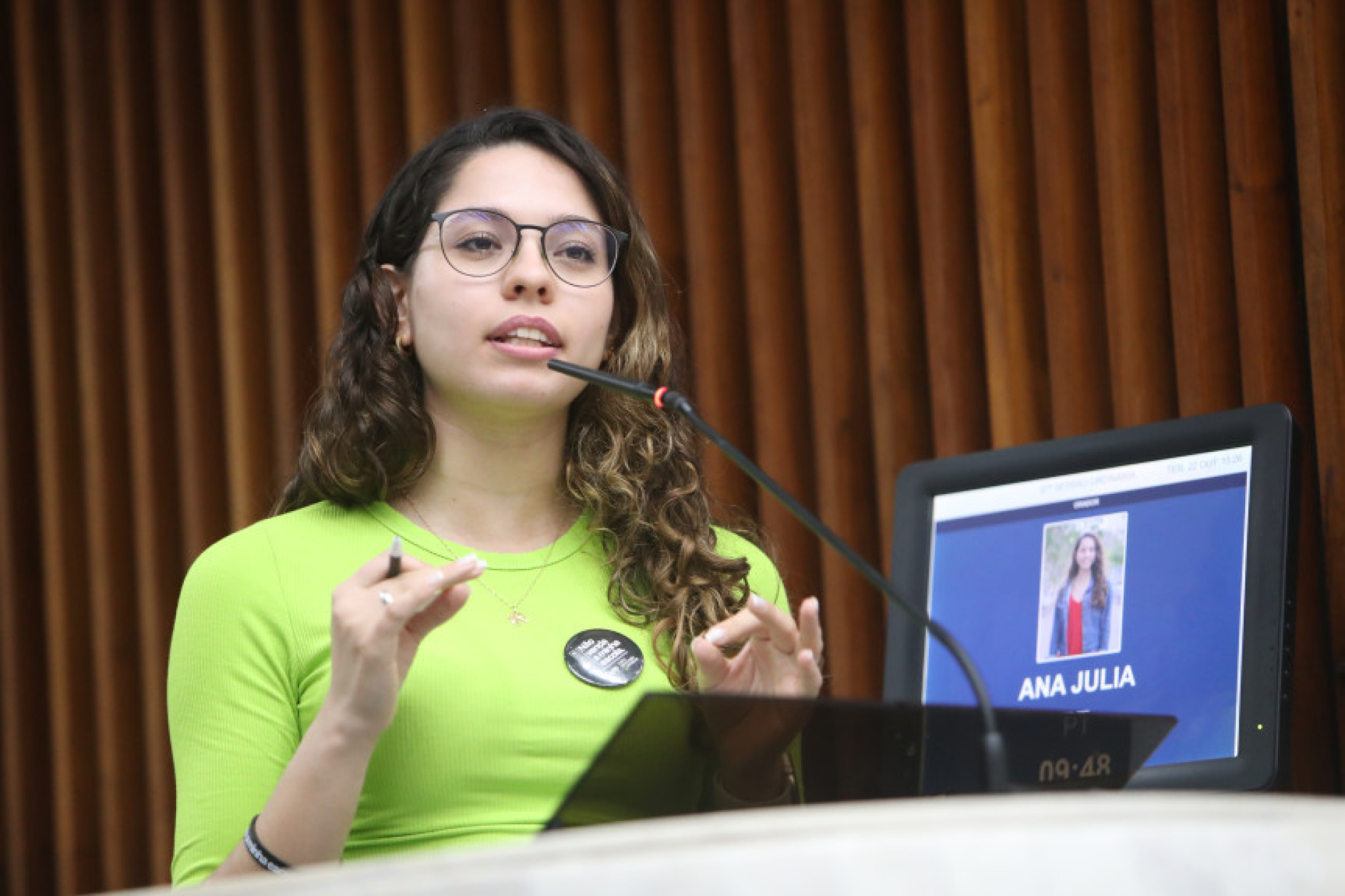 Deputada Ana Júlia (PT) aponta erros em credenciamento do governo e pede suspensão completa das consultas sobre a privatização das escolas