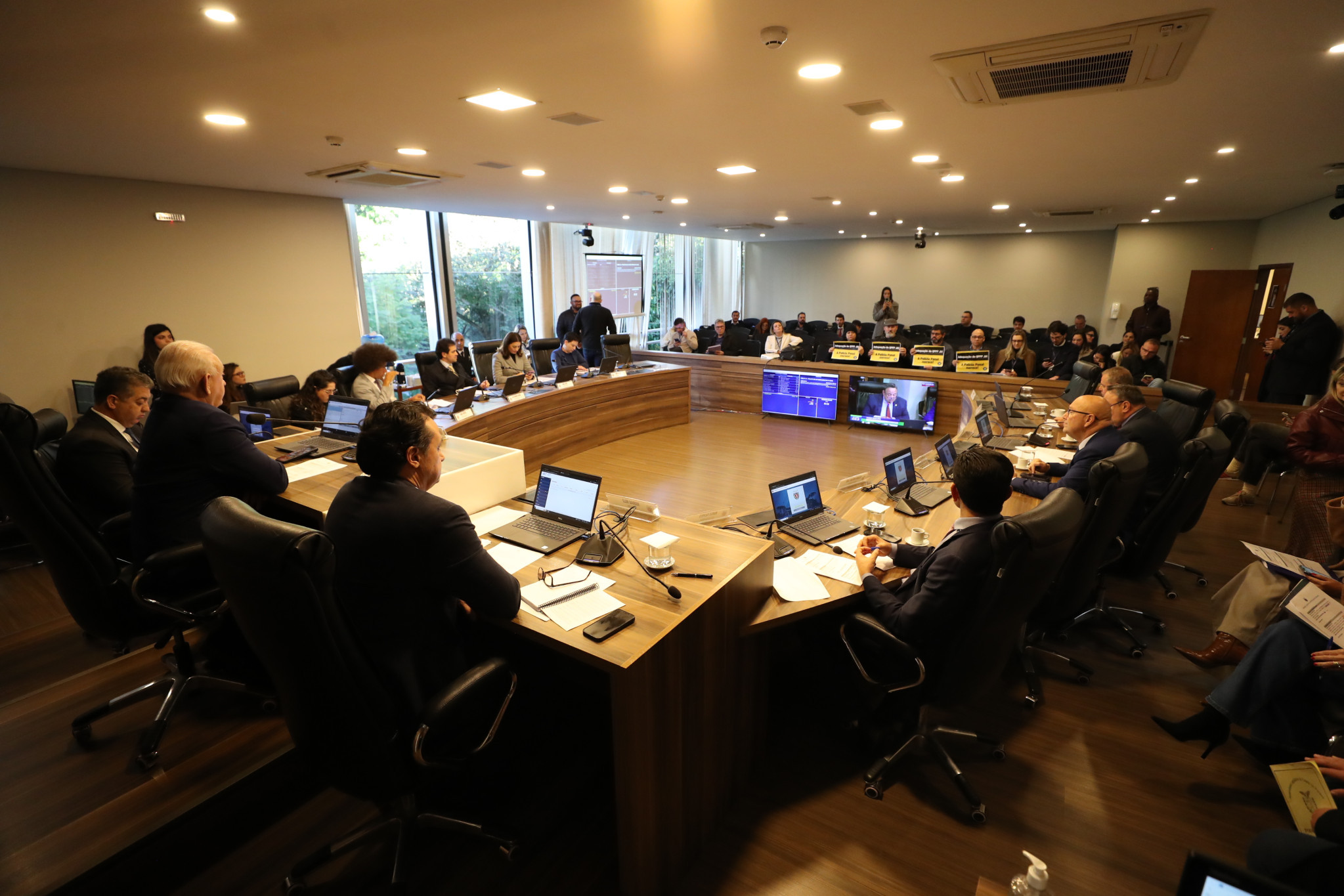 CCJ extraordinária aprova projetos que tratam da estruturação das carreiras das Polícias Civil e Penal do Paraná