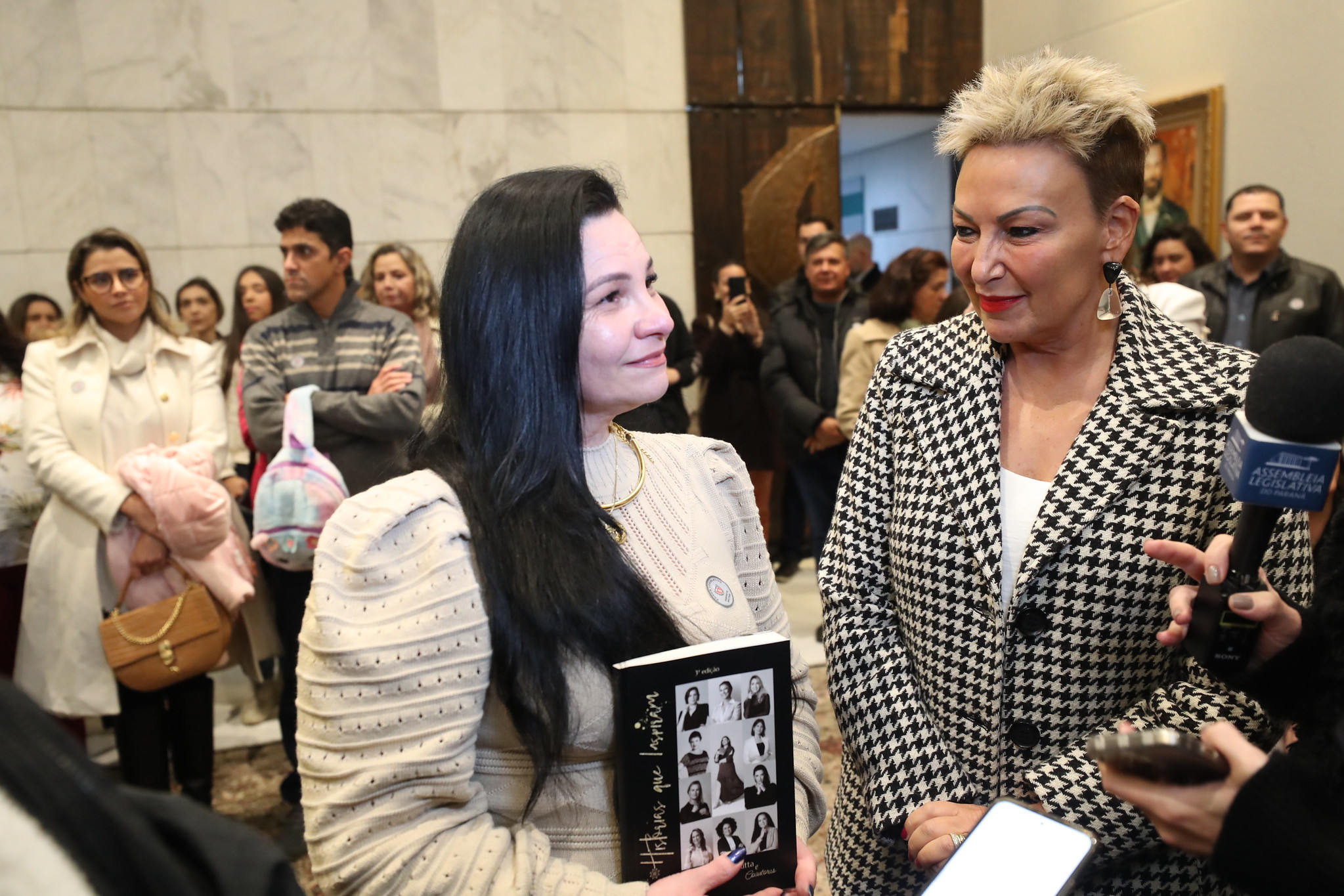 Escritora Josiane Ritta lança, na Assembleia Legislativa, livro contando histórias reais e biografias inspiradoras