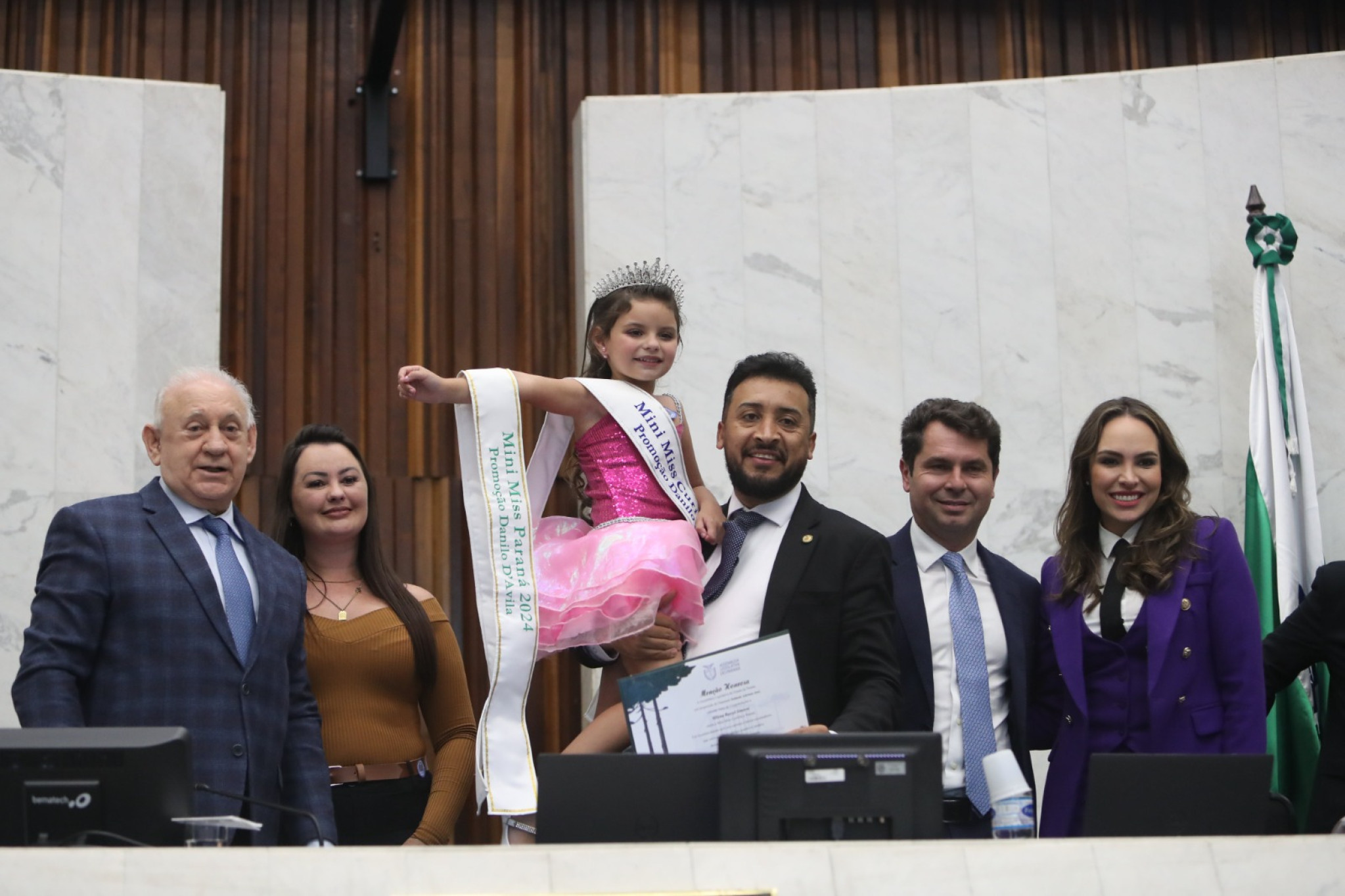 Deputado Adriano José (PP) entrega menção honrosa a Milena Rayzel Simioni, mini miss Curitiba e Paraná