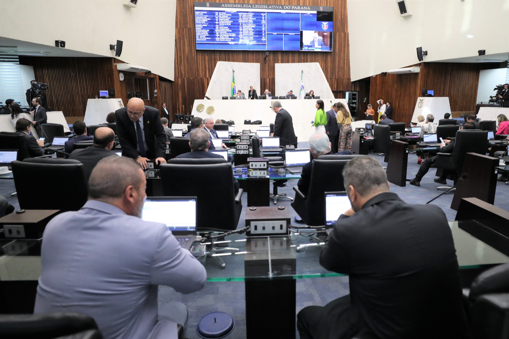 Pacote com reposição salarial de 5,79% aos servidores estaduais e reestruturação de carreiras chega à Assembleia