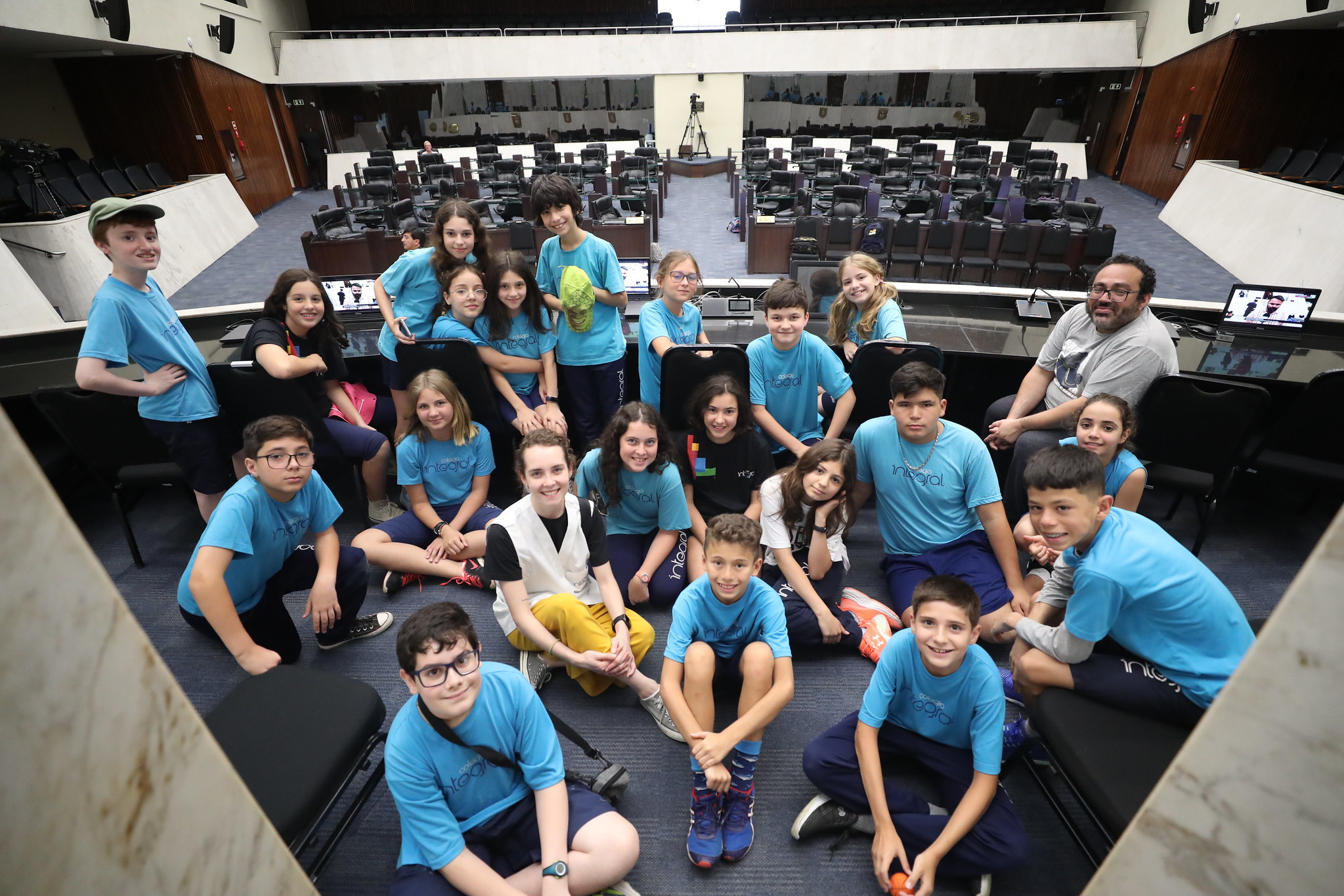 Alunos do Colégio Integral visitam a Assembleia